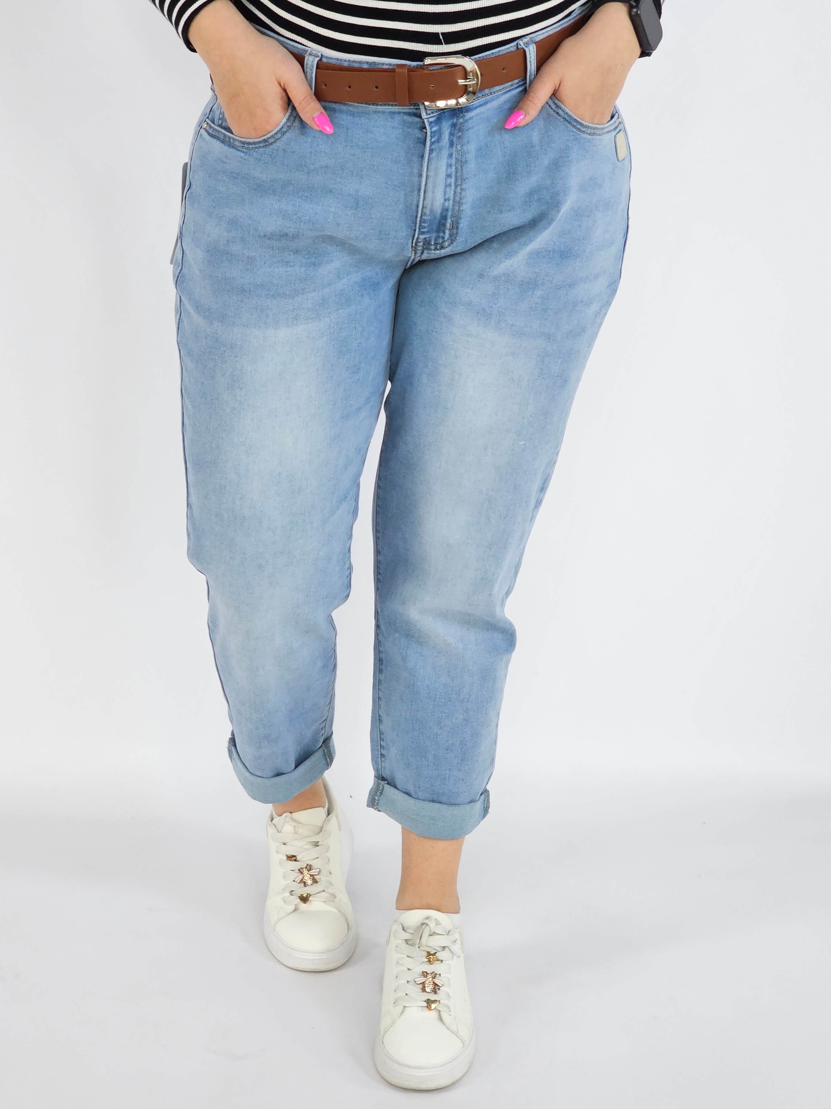 Spodnie jeans plus size – jasne błękitne jeansy z paskiem Stylowa XL