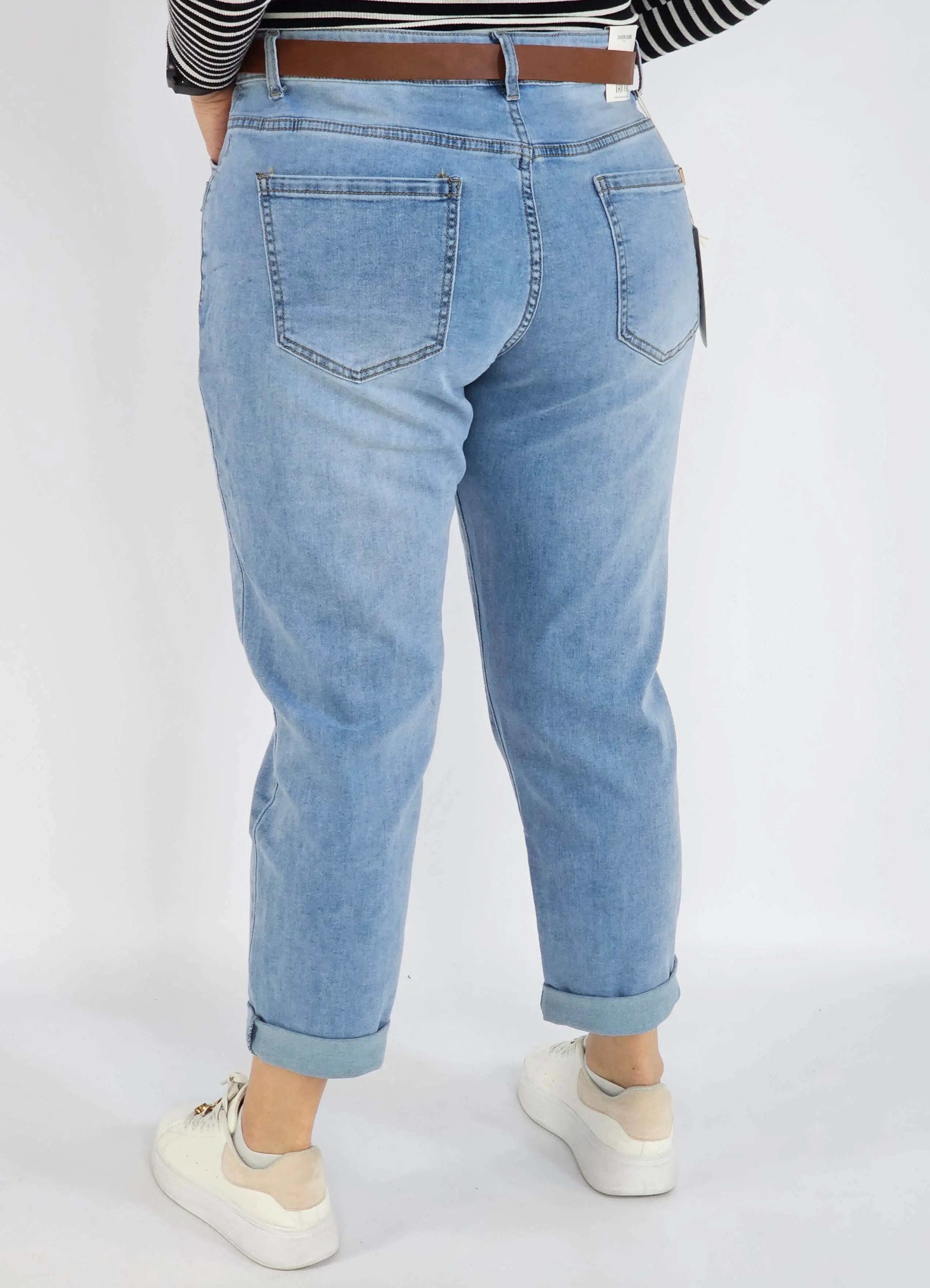 Spodnie jeans plus size – jasne błękitne jeansy z paskiem Stylowa XL