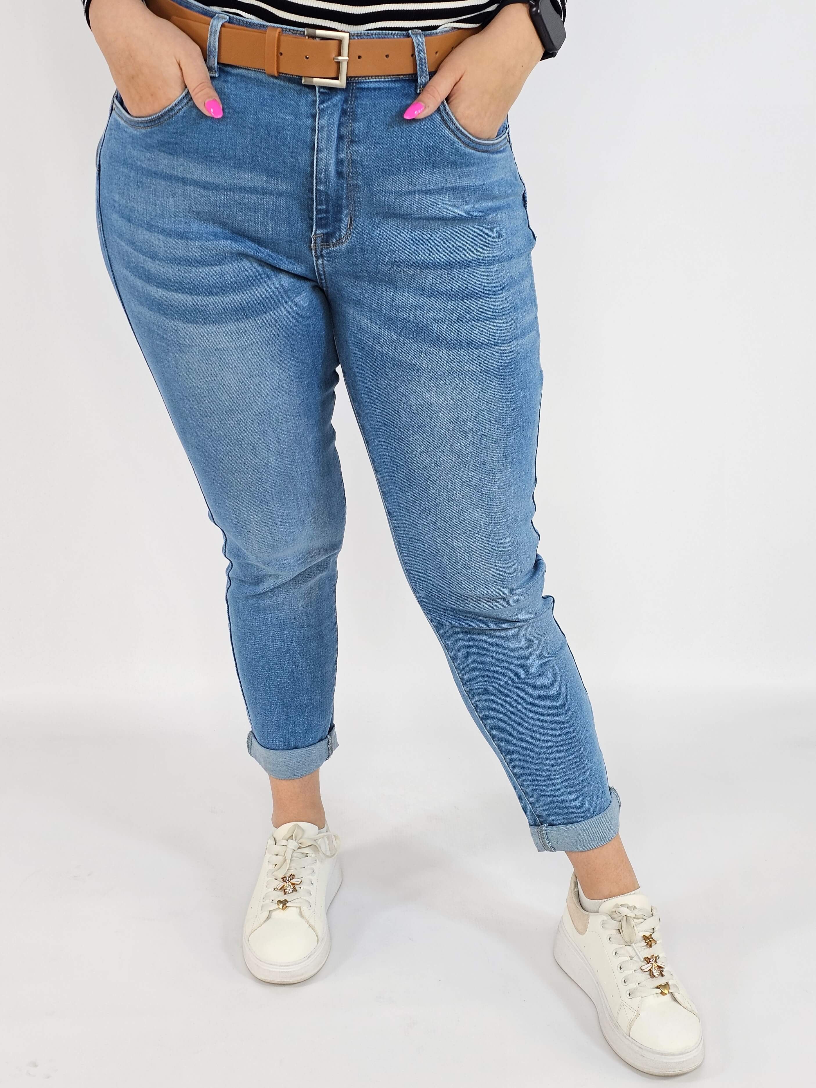 Spodnie jeans plus size – jasne niebieskie jeansy z paskiem Stylowa XL