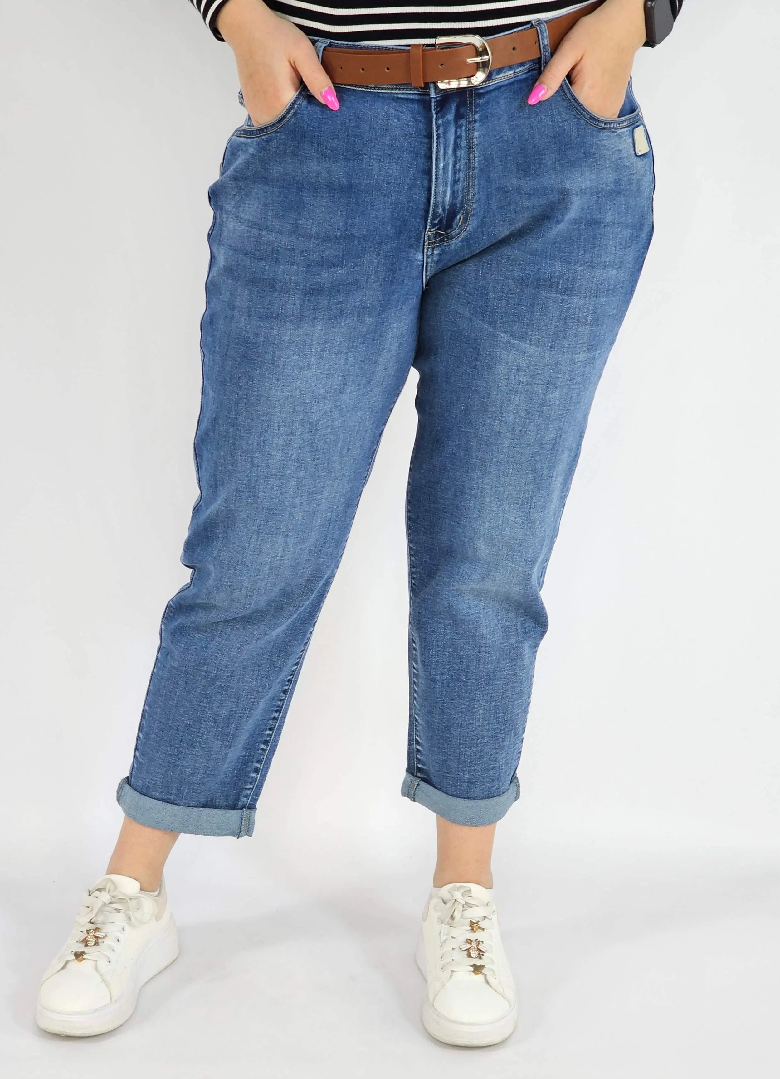 Spodnie jeans plus size – klasyczne niebieskie jeansy z paskiem Stylowa XL