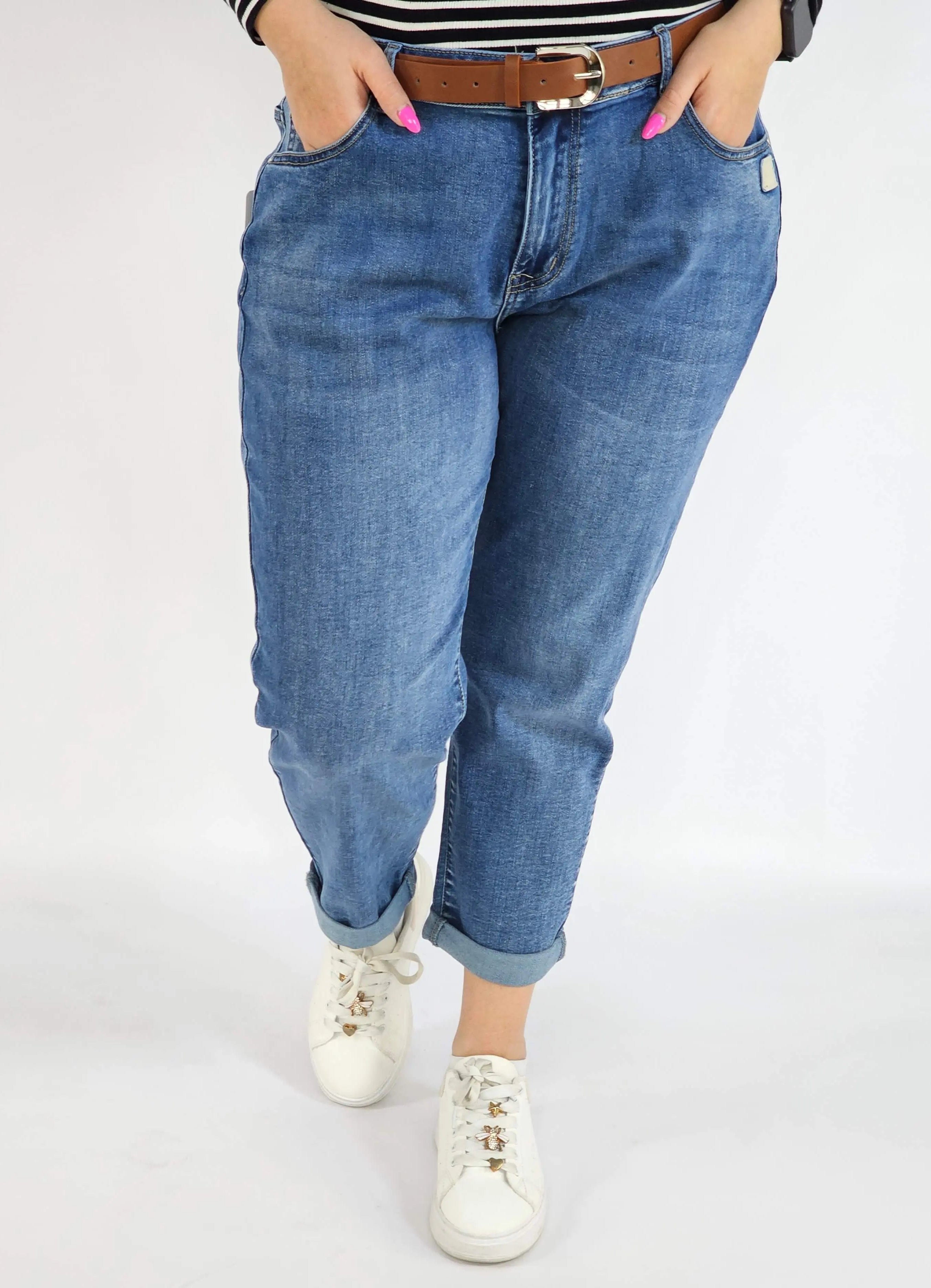 Spodnie jeans plus size – klasyczne niebieskie jeansy z paskiem Stylowa XL