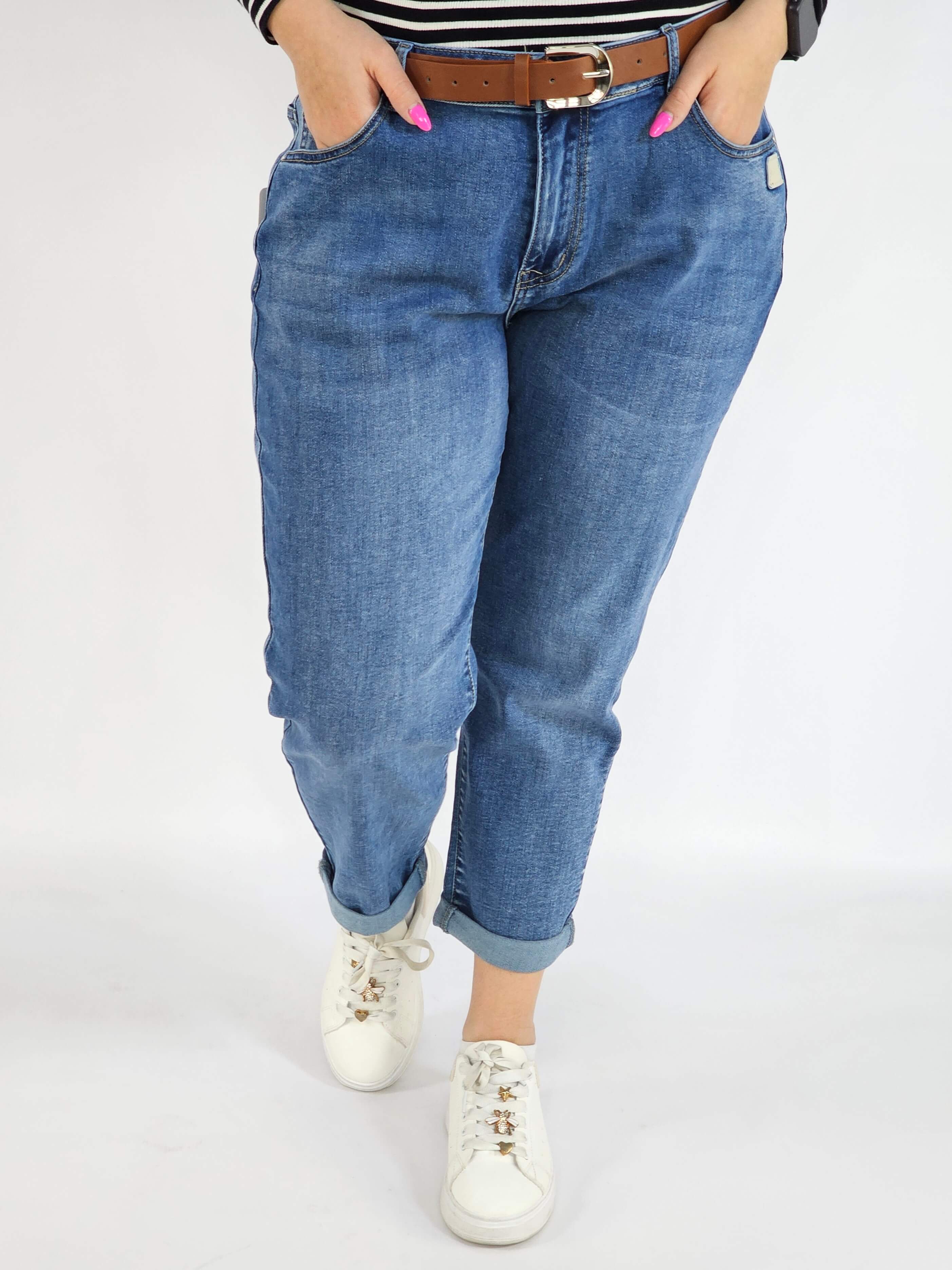 Spodnie jeans plus size – klasyczne niebieskie jeansy z paskiem Stylowa XL