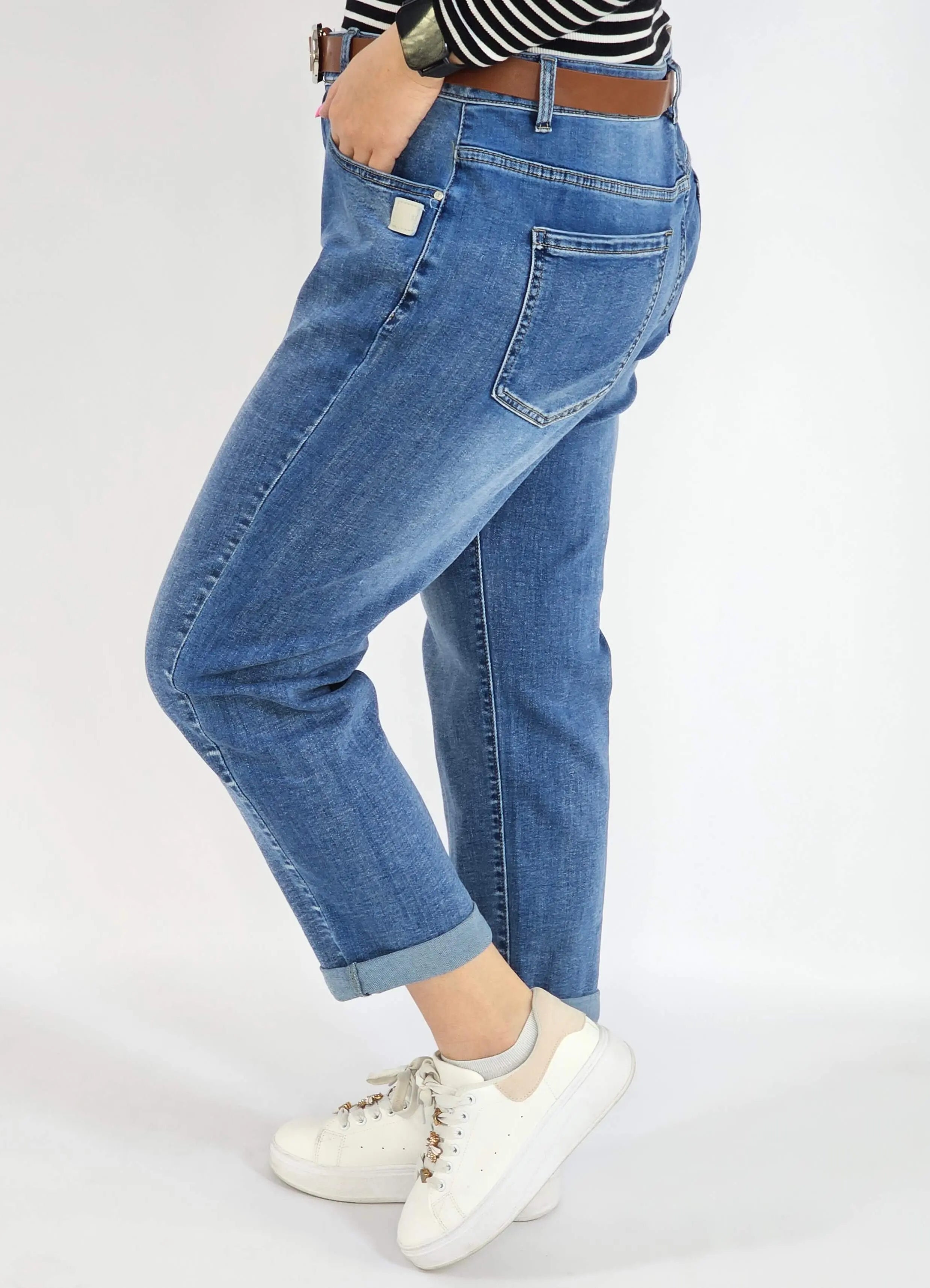 Spodnie jeans plus size – klasyczne niebieskie jeansy z paskiem Stylowa XL