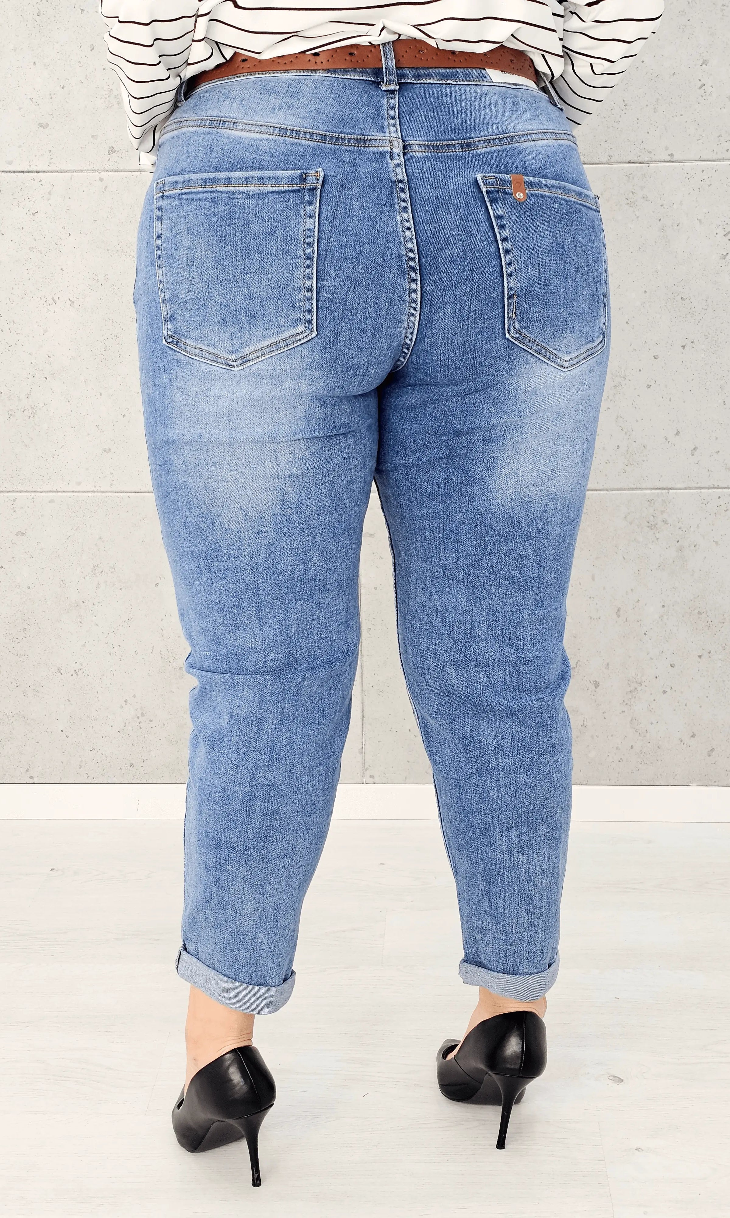 Spodnie jeansowe StylowaXL Mom Fit – jasnoniebieskie jeansy plus size z wysokim stanem Stylowa XL