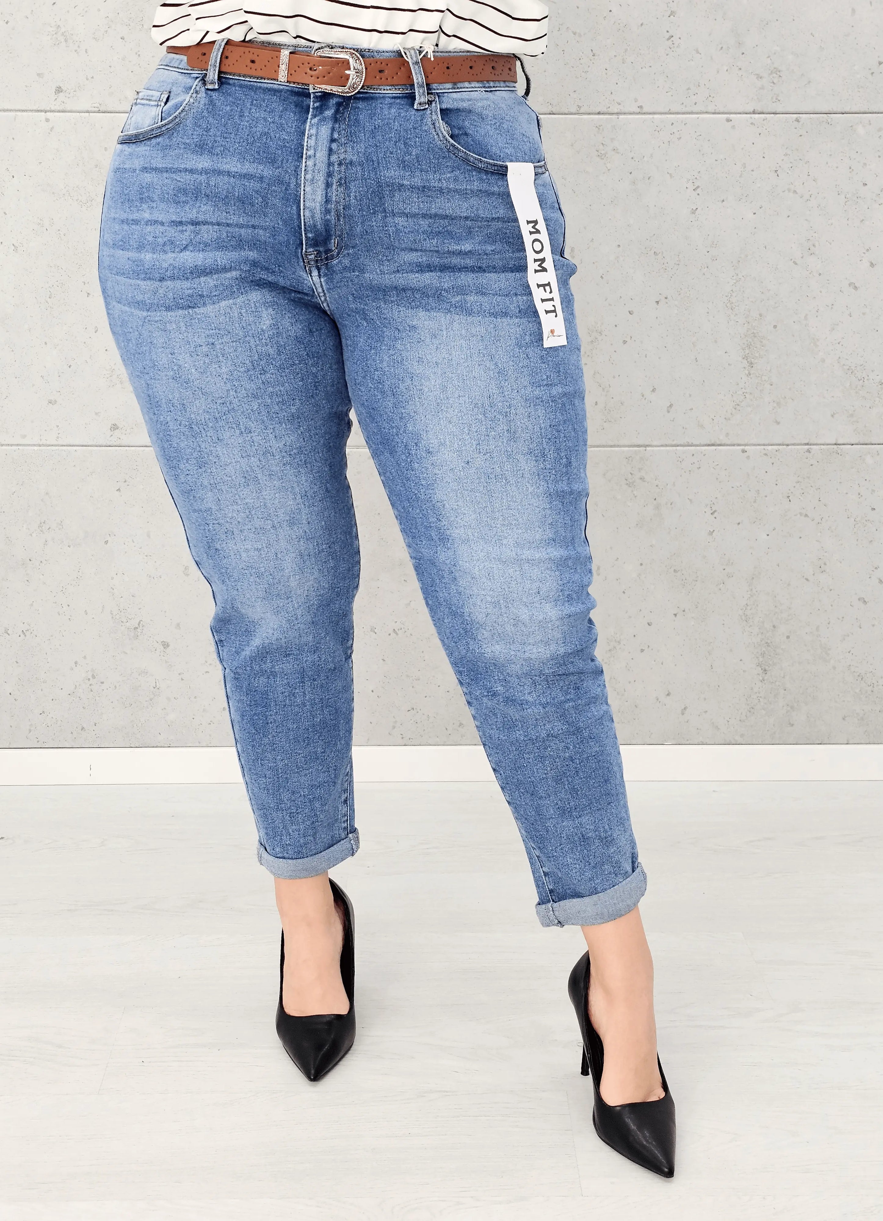 Spodnie jeansowe StylowaXL Mom Fit – jasnoniebieskie jeansy plus size z wysokim stanem Stylowa XL