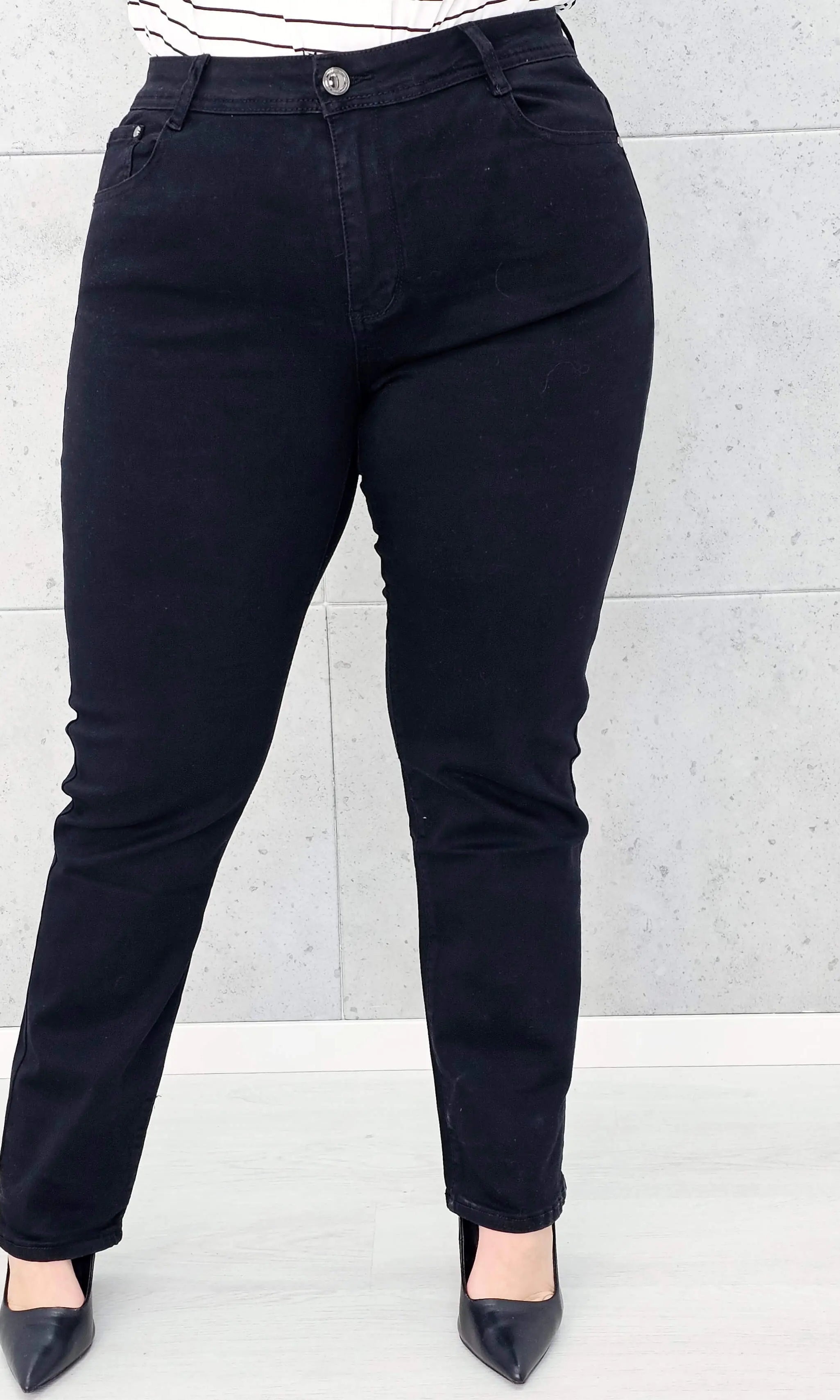Spodnie jeansowe StylowaXL Straight Fit Black – klasyczne czarne spodnie plus size Stylowa XL