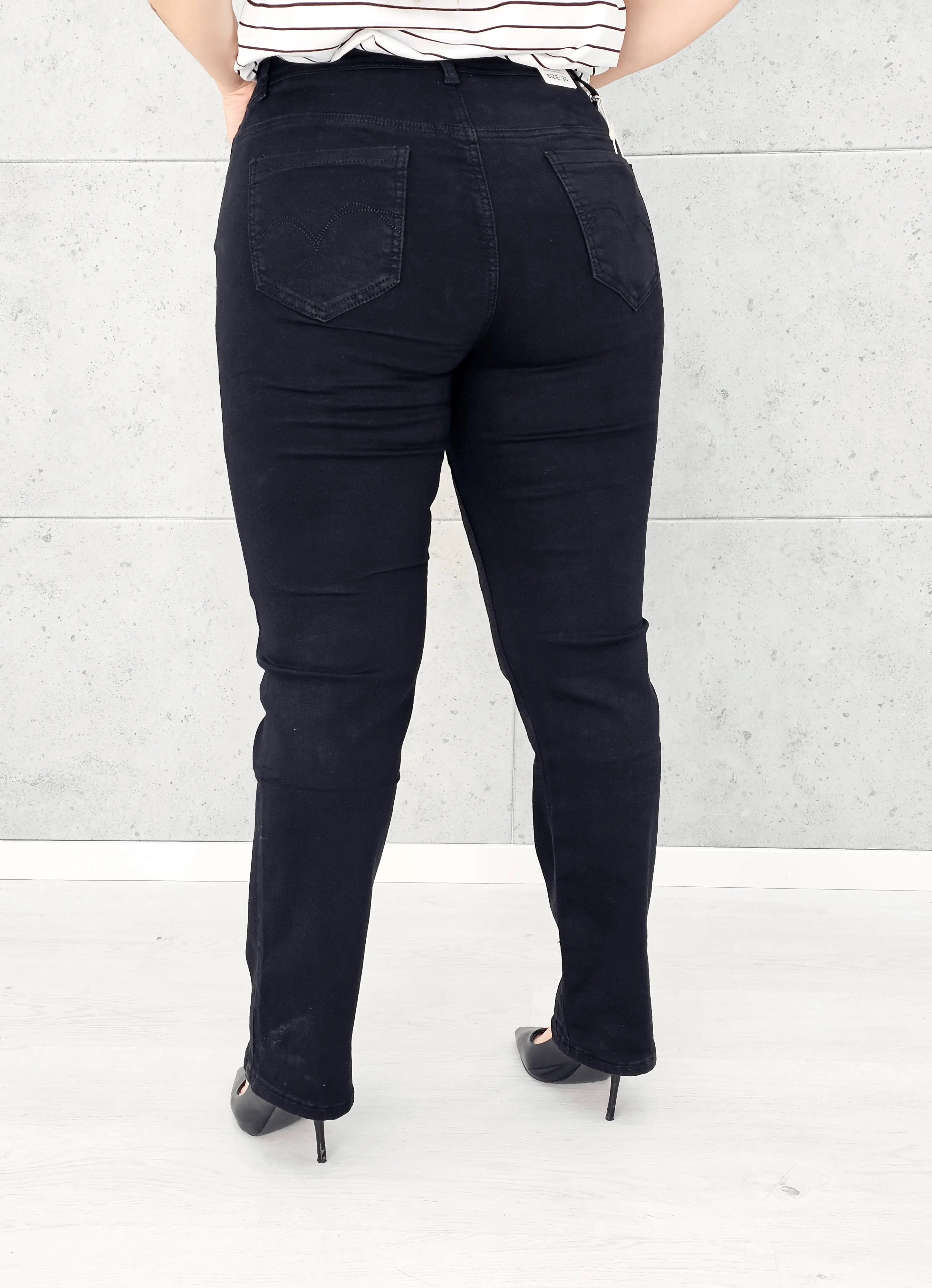 Spodnie jeansowe StylowaXL Straight Fit Black – klasyczne czarne spodnie plus size Stylowa XL