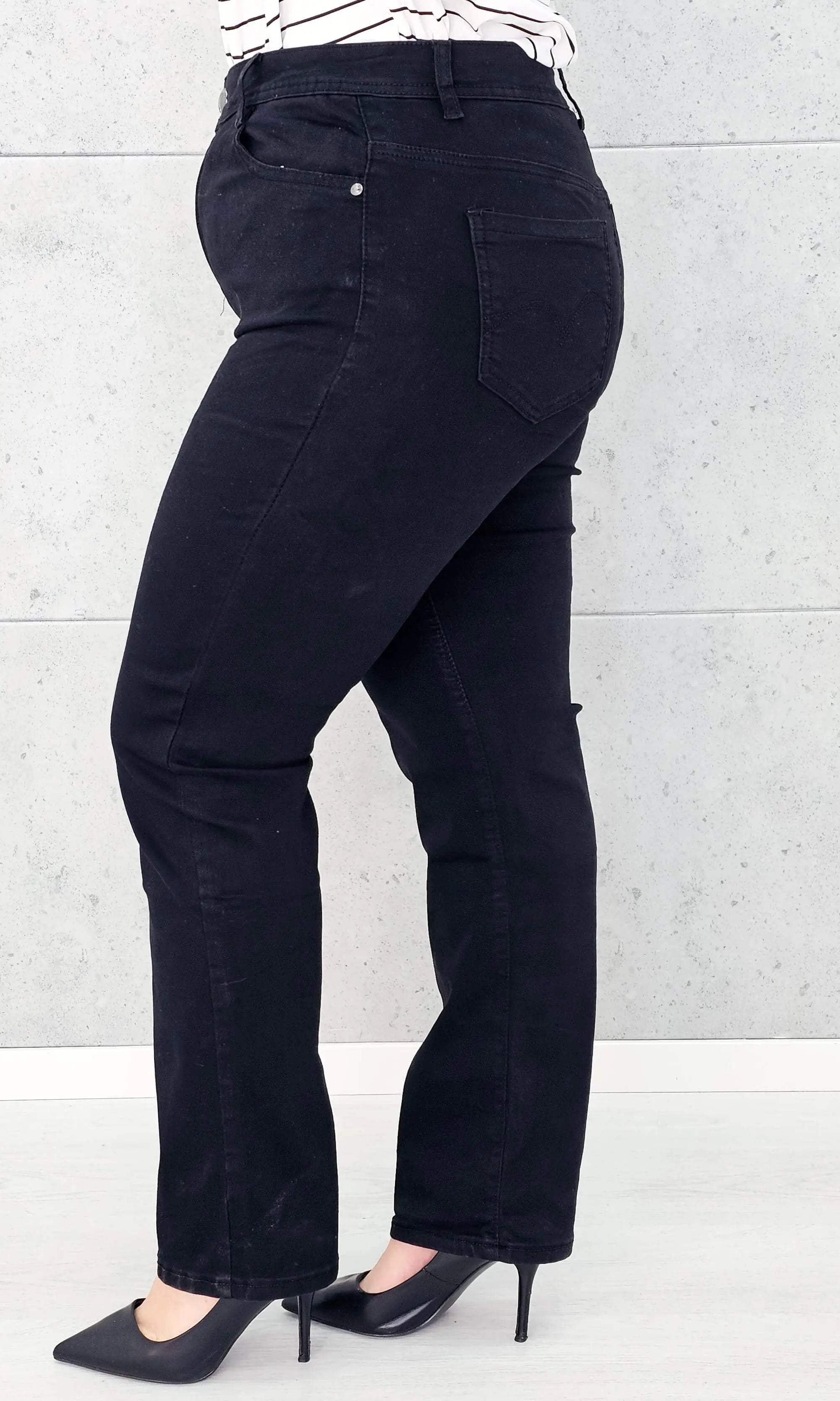 Spodnie jeansowe StylowaXL Straight Fit Black – klasyczne czarne spodnie plus size Stylowa XL
