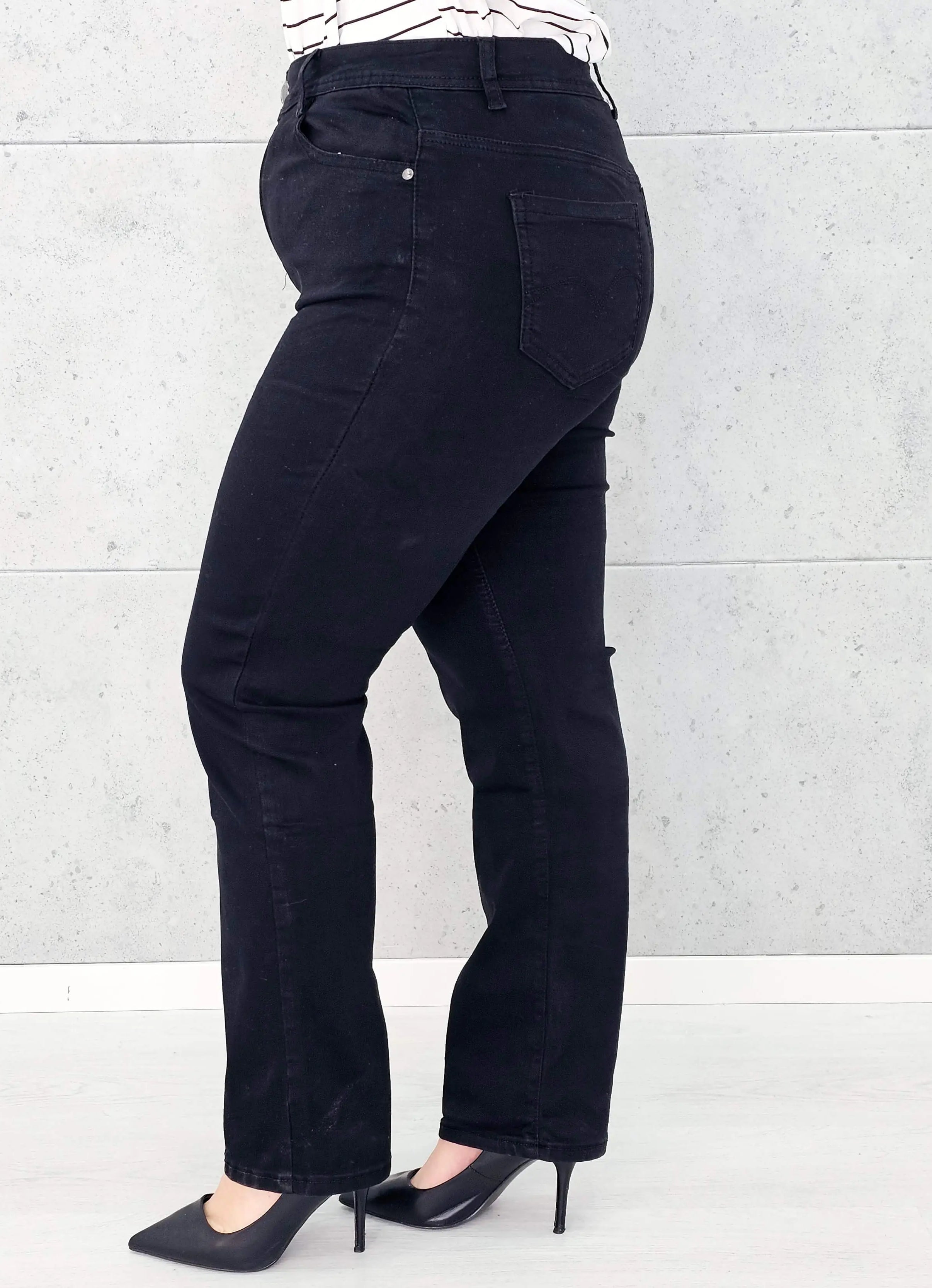 Spodnie jeansowe StylowaXL Straight Fit Black – klasyczne czarne spodnie plus size Stylowa XL