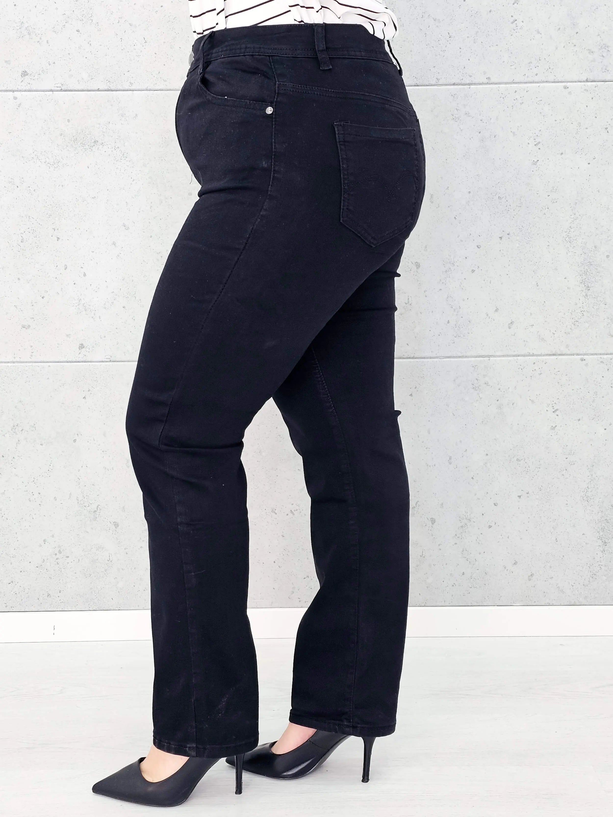 Spodnie jeansowe StylowaXL Straight Fit Black – klasyczne czarne spodnie plus size Stylowa XL