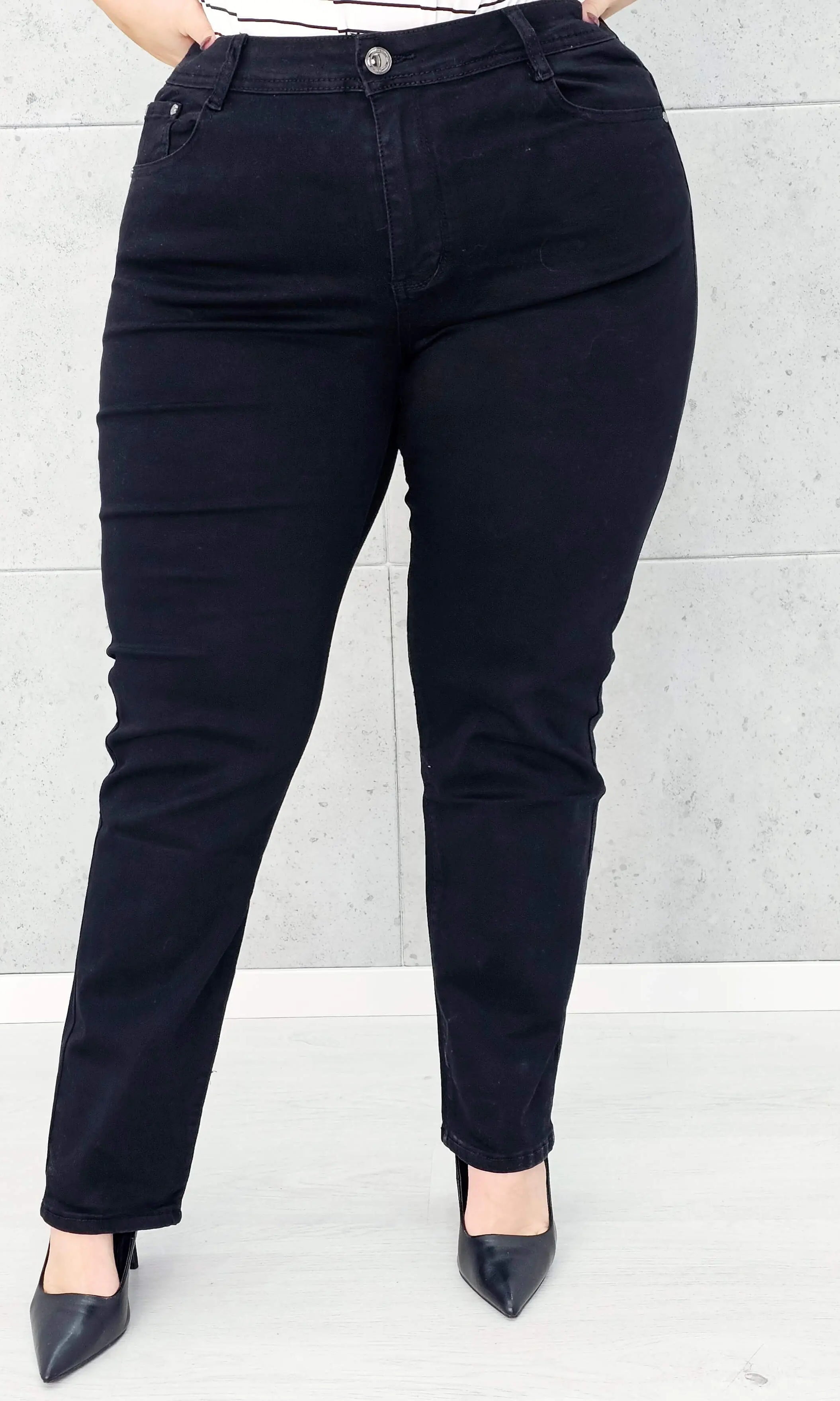 Spodnie jeansowe StylowaXL Straight Fit Black – klasyczne czarne spodnie plus size Stylowa XL