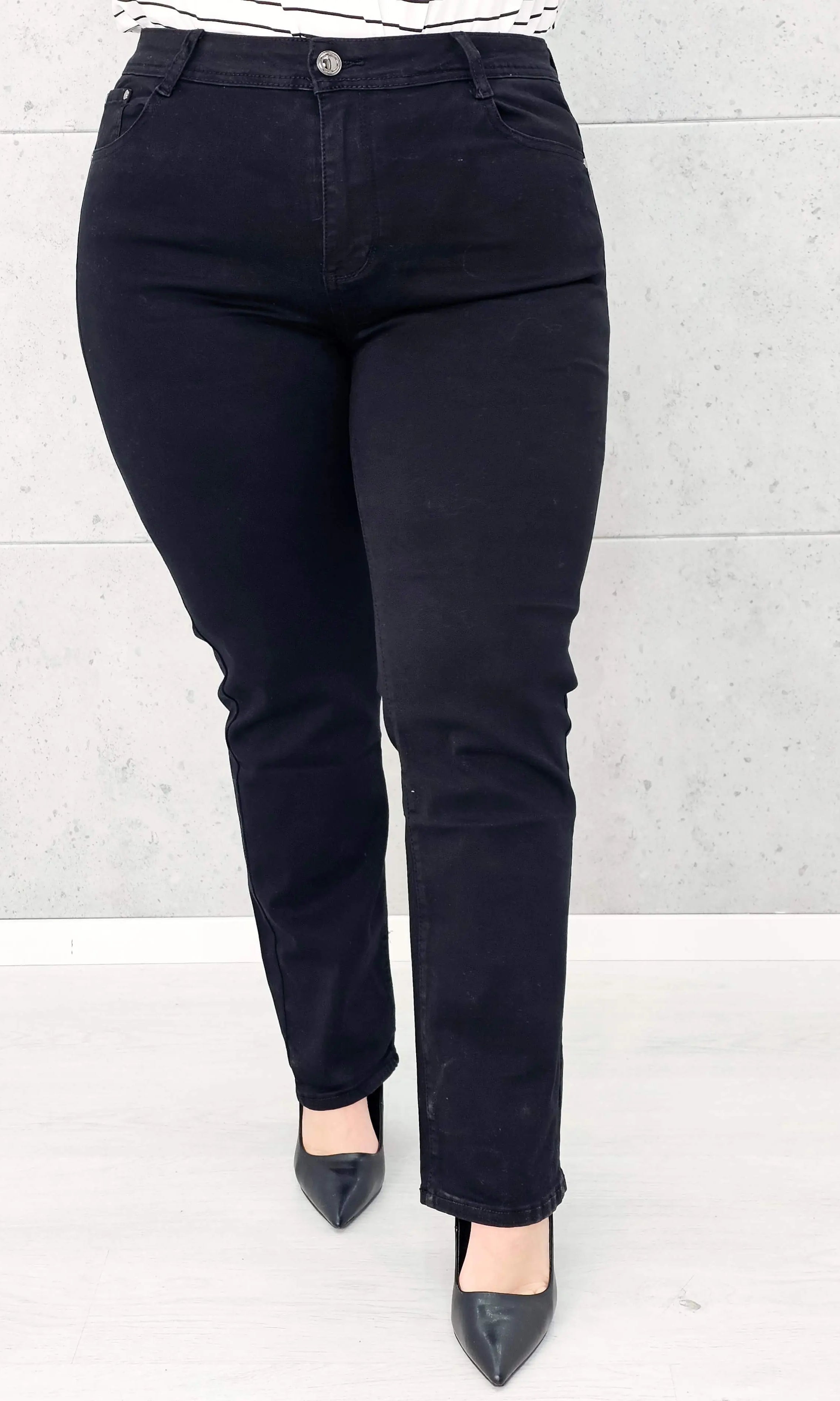Spodnie jeansowe StylowaXL Straight Fit Black – klasyczne czarne spodnie plus size Stylowa XL