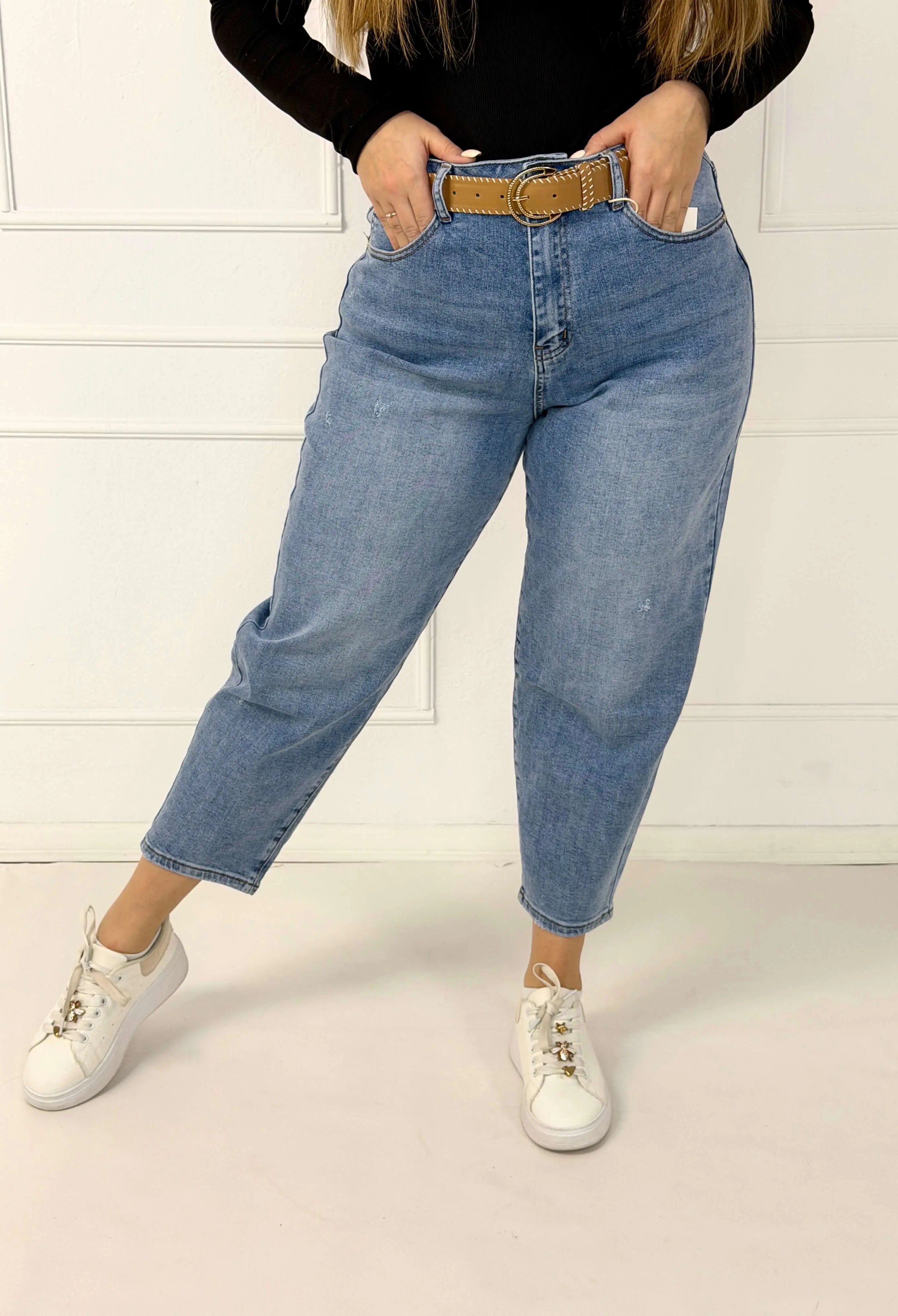 Spodnie jeansowe plus size MOM FIT z paskiem – jasny denim M.Sara Stylowa XL