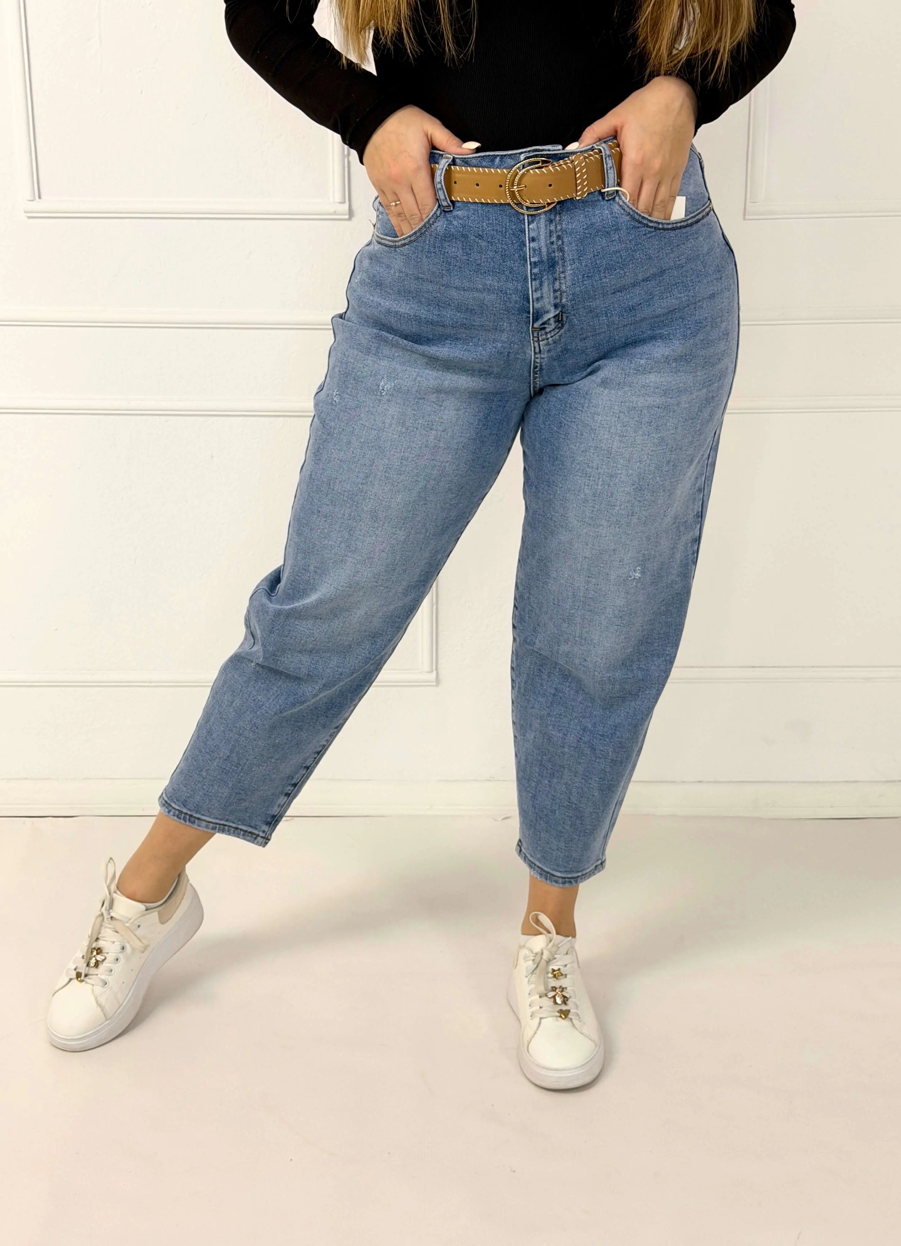 Spodnie jeansowe plus size MOM FIT z paskiem – jasny denim M.Sara Stylowa XL