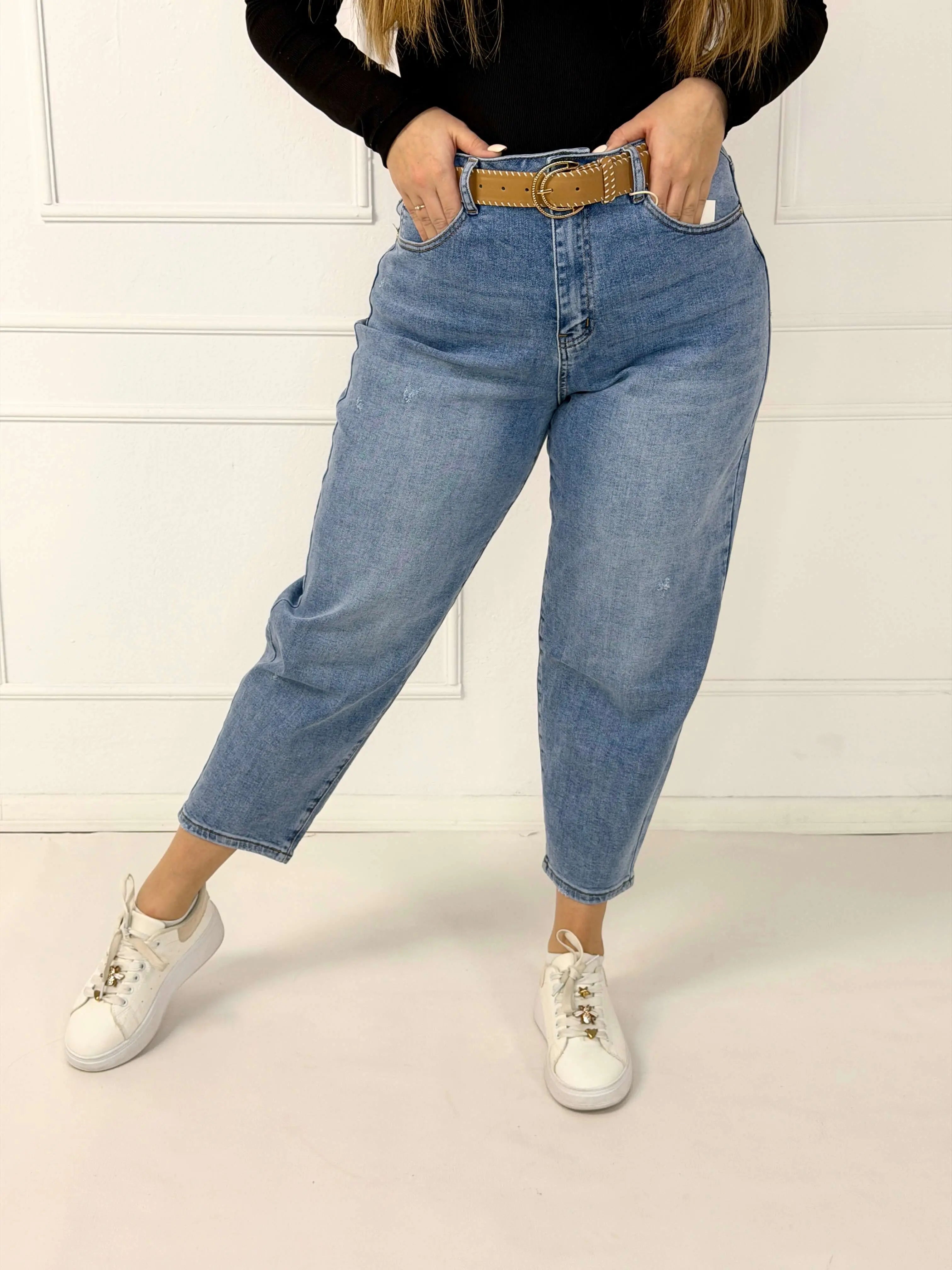 Spodnie jeansowe plus size MOM FIT z paskiem – jasny denim M.Sara Stylowa XL