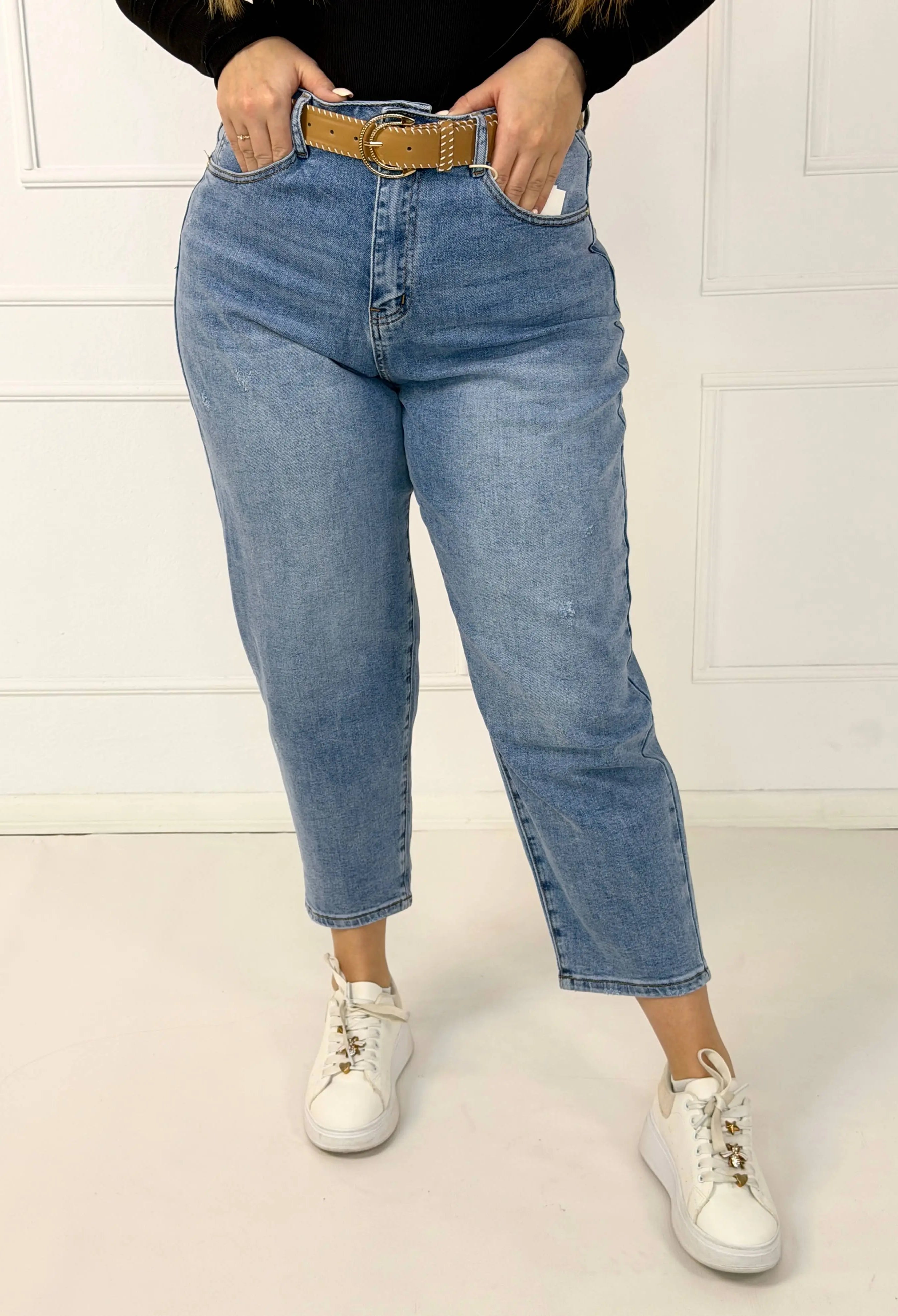 Spodnie jeansowe plus size MOM FIT z paskiem – jasny denim M.Sara Stylowa XL