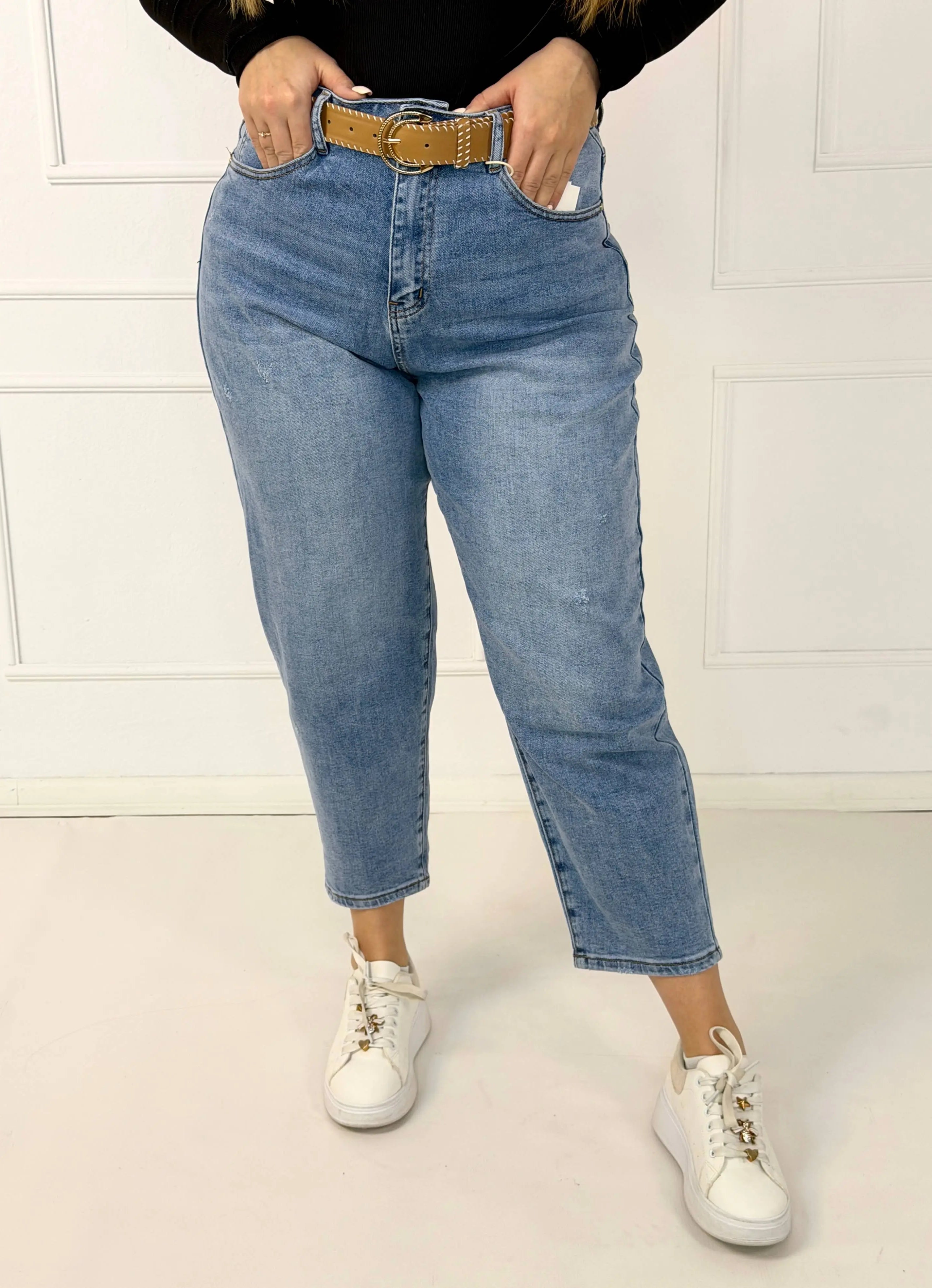 Spodnie jeansowe plus size MOM FIT z paskiem – jasny denim M.Sara Stylowa XL