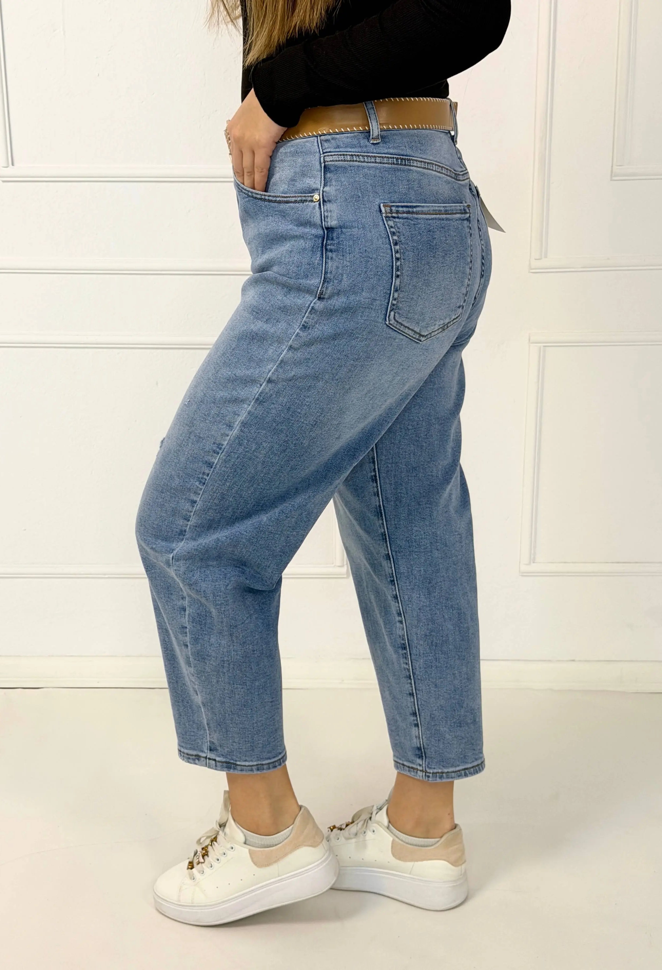 Spodnie jeansowe plus size MOM FIT z paskiem – jasny denim M.Sara Stylowa XL