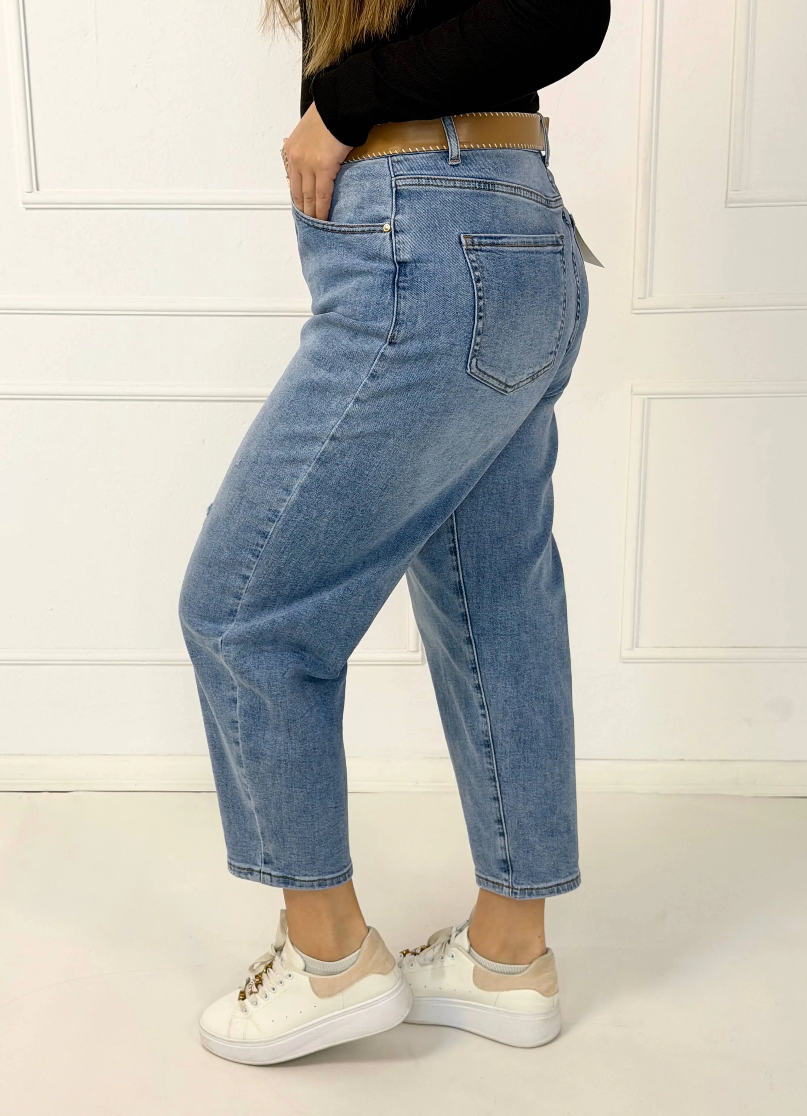 Spodnie jeansowe plus size MOM FIT z paskiem – jasny denim M.Sara Stylowa XL