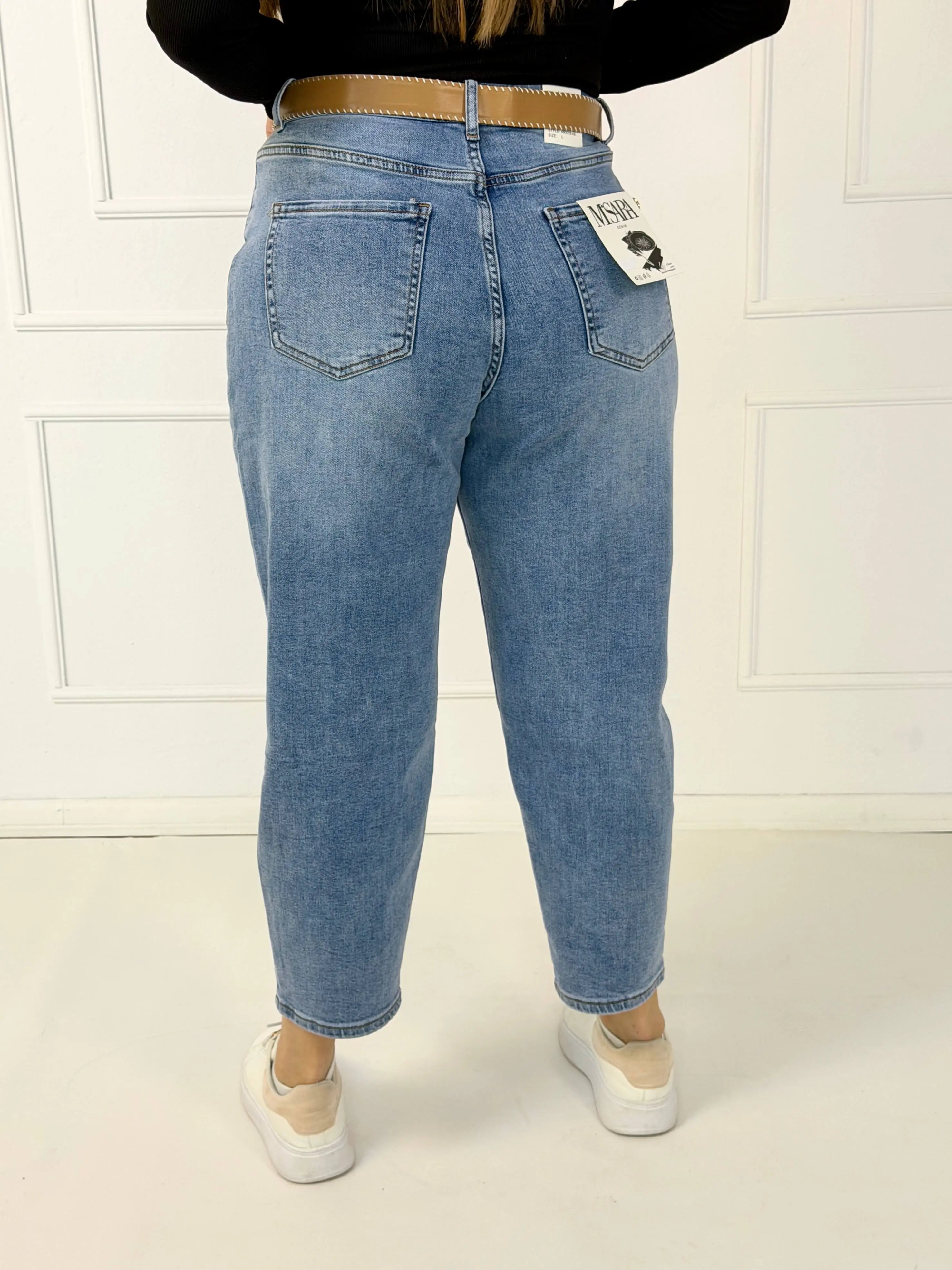 Spodnie jeansowe plus size MOM FIT z paskiem – jasny denim M.Sara Stylowa XL