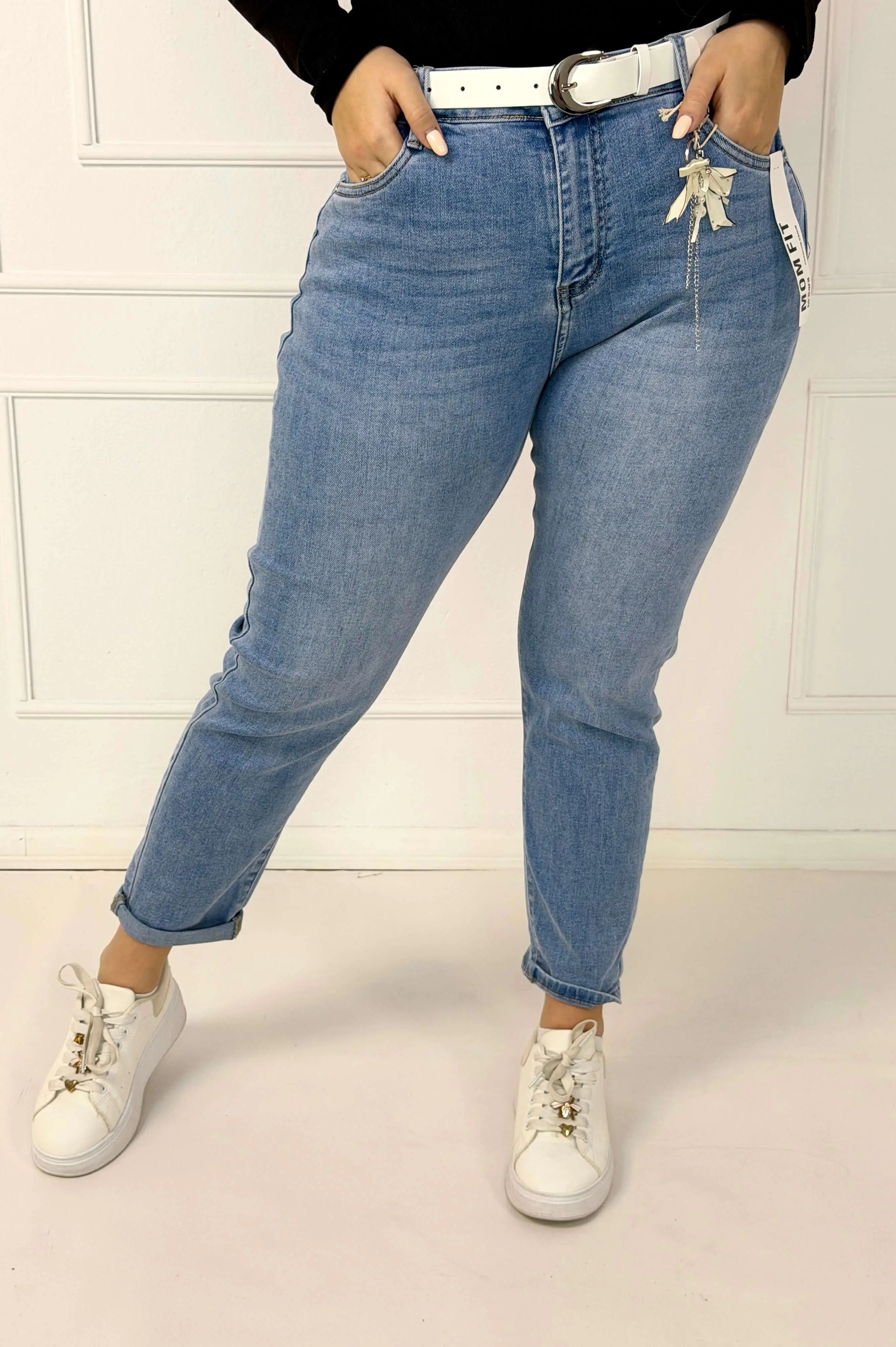 Spodnie jeansowe plus size mom fit z paskiem Stylowa XL