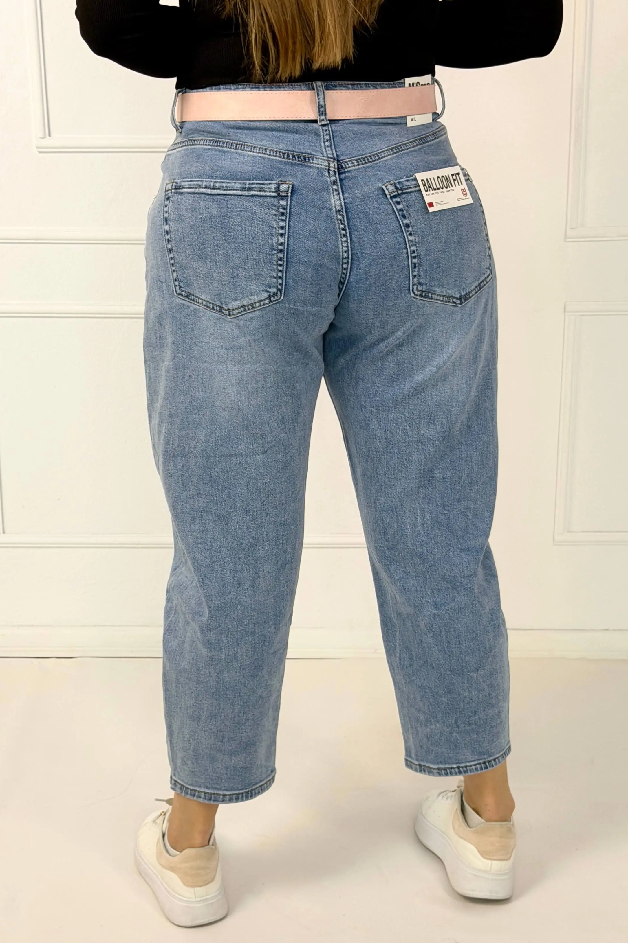 Spodnie jeansowe plus size typu balloon fit z paskiem M.Sara Stylowa XL