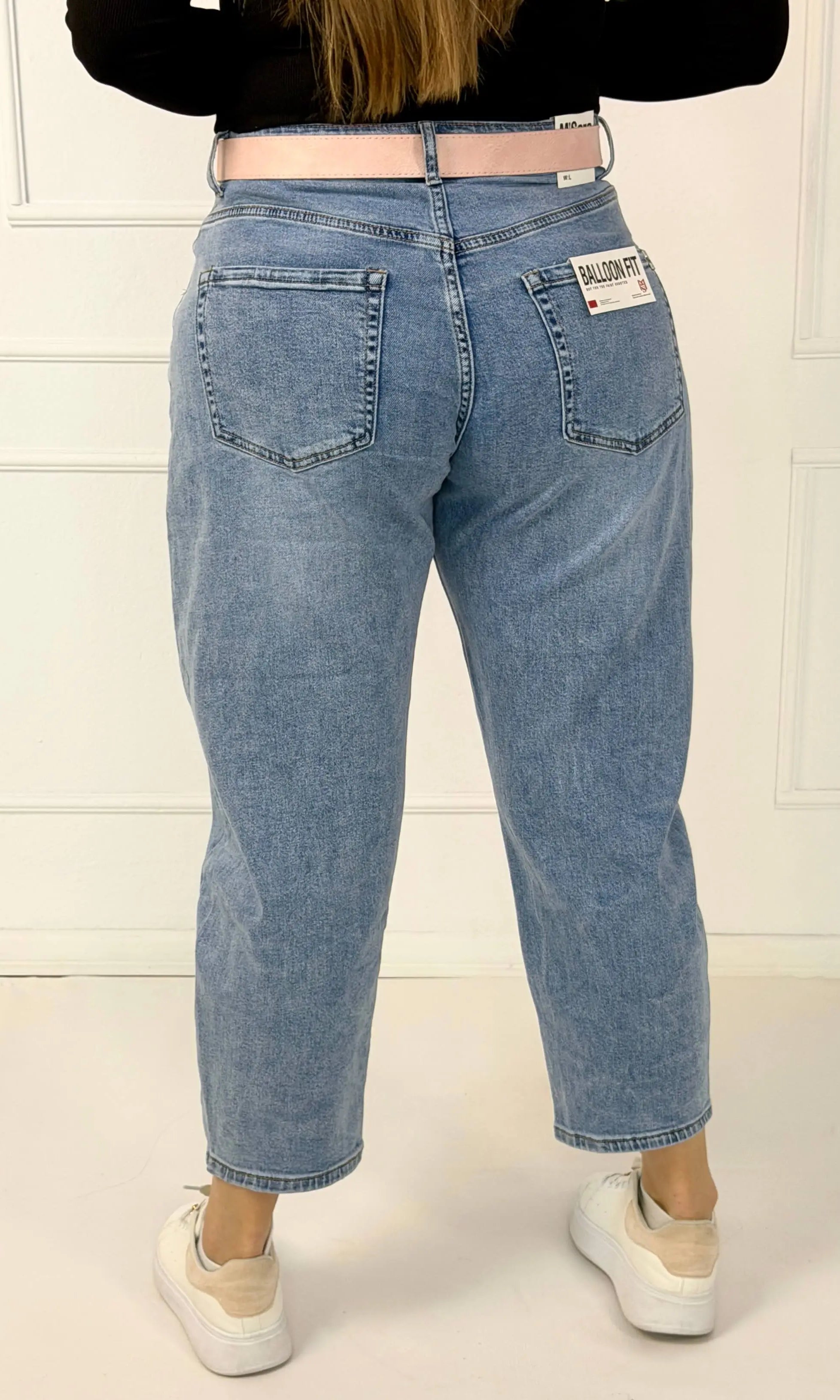Spodnie jeansowe plus size typu balloon fit z paskiem M.Sara Stylowa XL