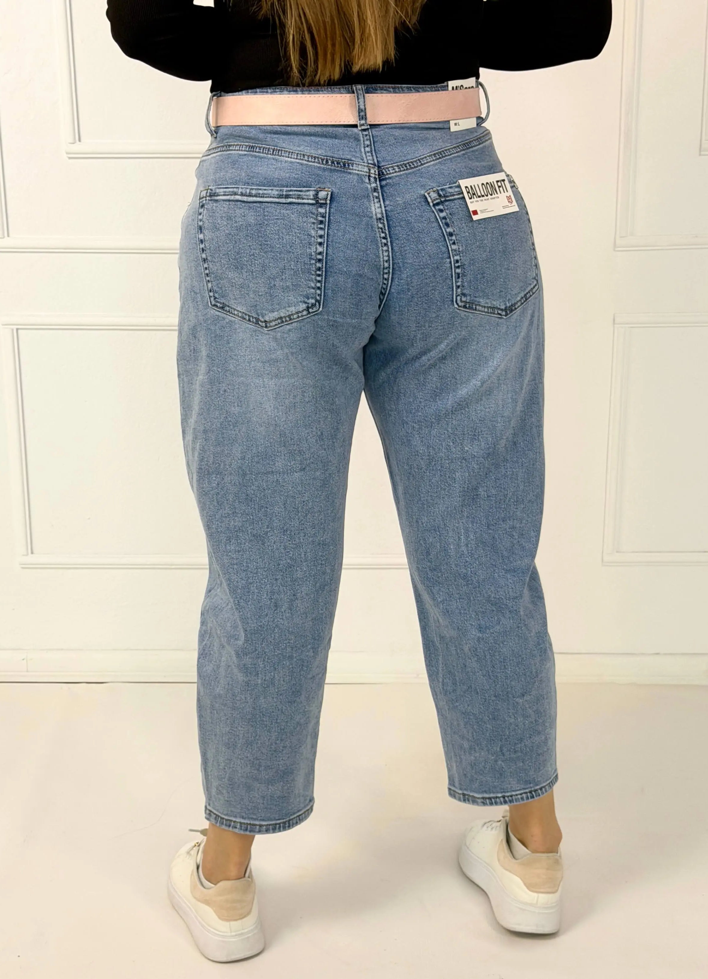 Spodnie jeansowe plus size typu balloon fit z paskiem M.Sara Stylowa XL