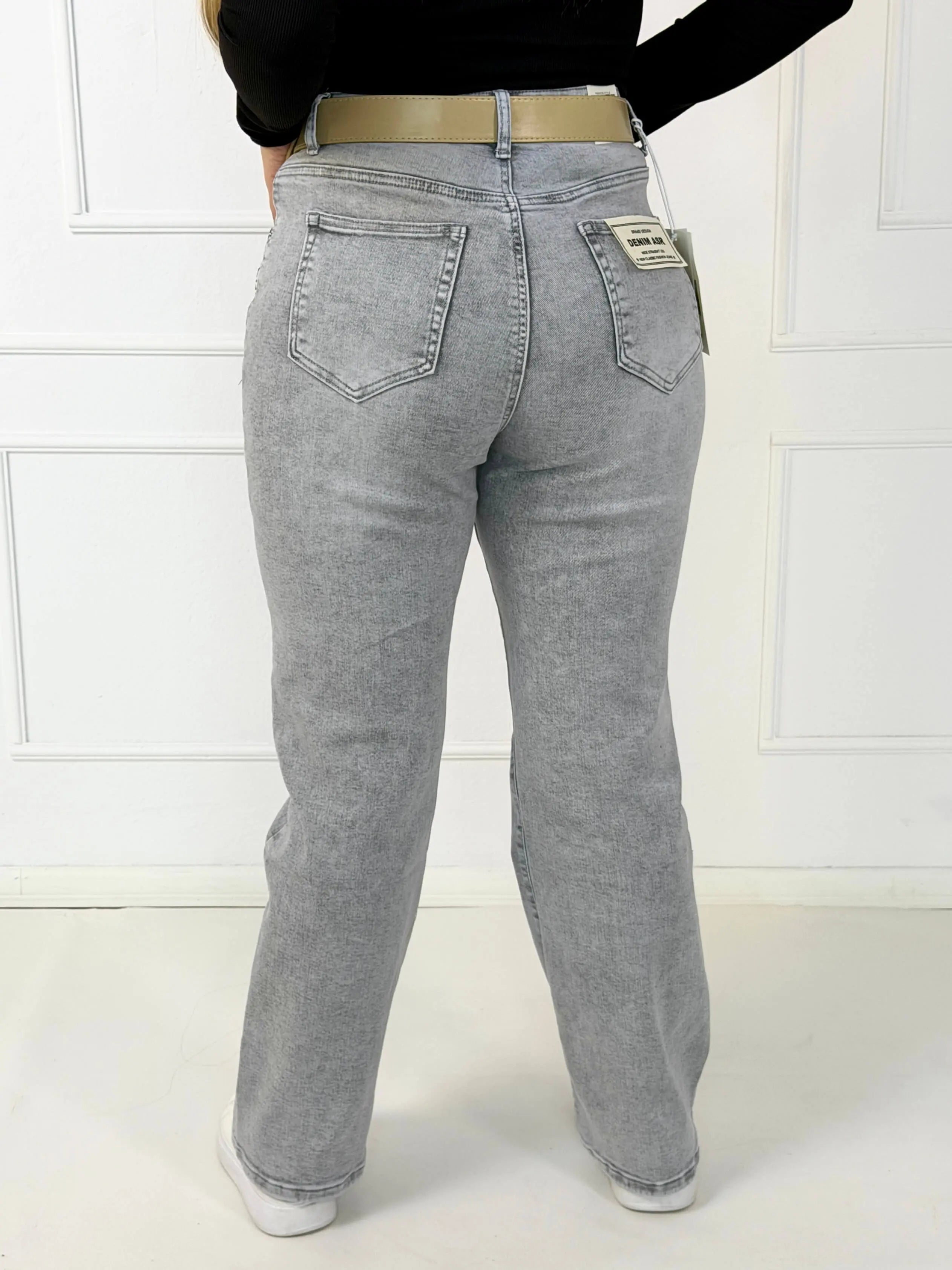 Spodnie jeansowe plus size z prostą nogawką i paskiem Stylowa XL