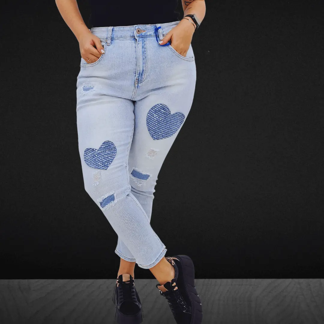 Spodnie jeansowe w jasnym denimie z naszywkami w kształcie serca Stylowa XL