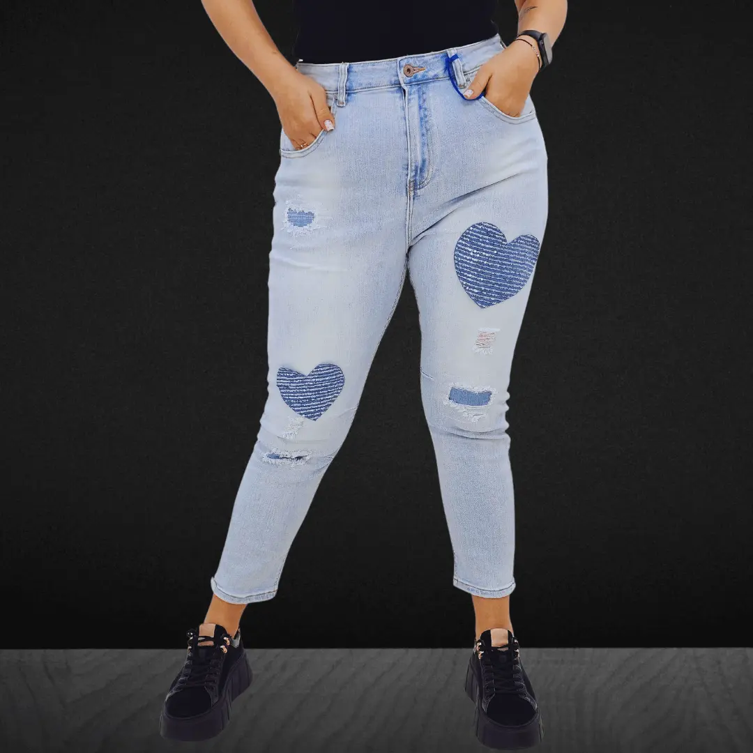 Spodnie jeansowe w jasnym denimie z naszywkami w kształcie serca Stylowa XL