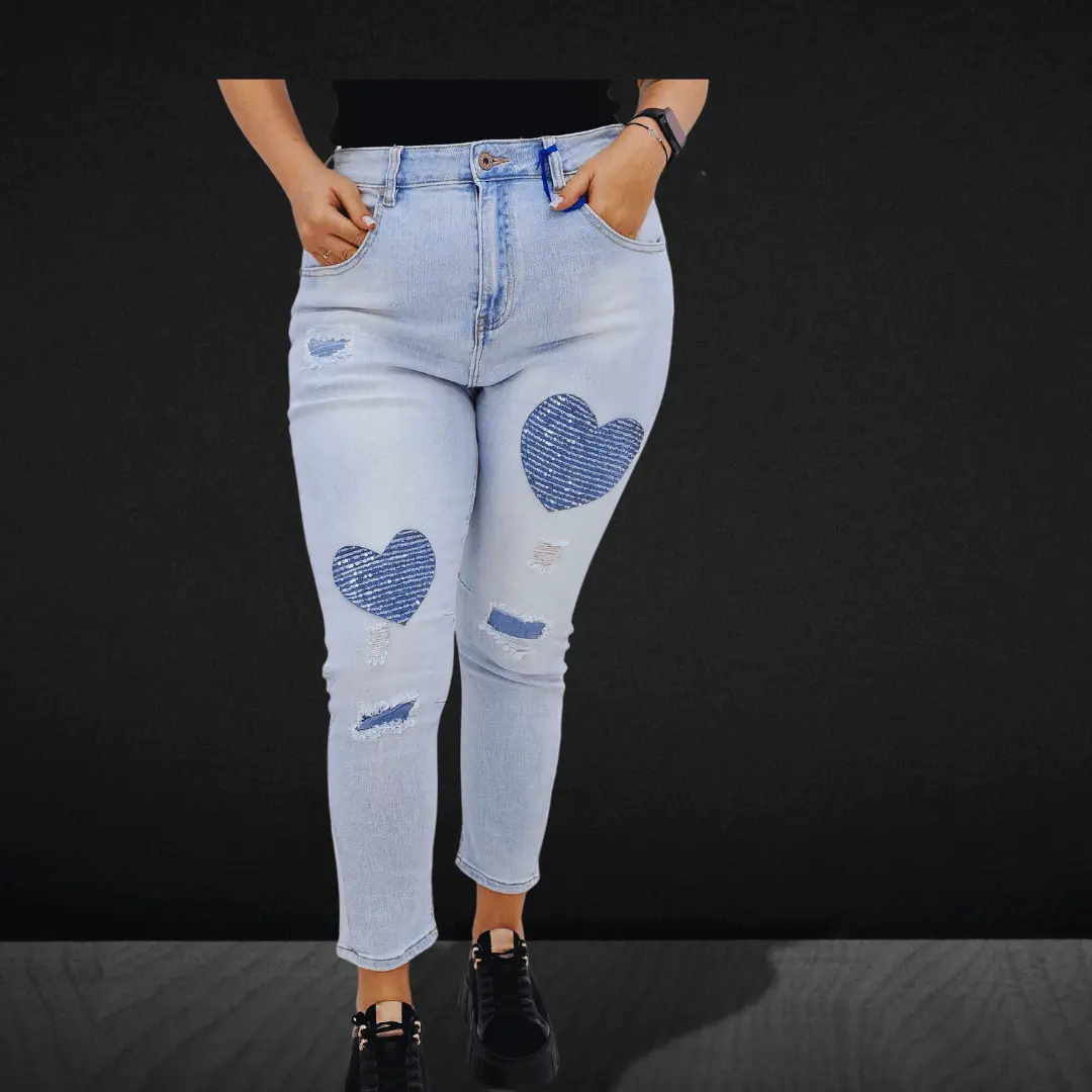 Spodnie jeansowe w jasnym denimie z naszywkami w kształcie serca Stylowa XL