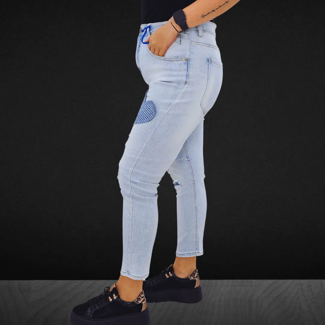 Spodnie jeansowe w jasnym denimie z naszywkami w kształcie serca Stylowa XL