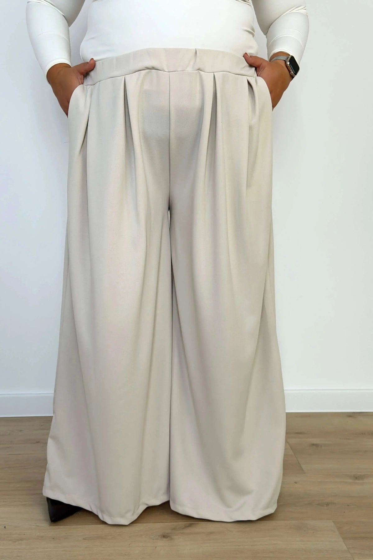 Spodnie palazzo plus size z zakładkami – szerokie eleganckie spodnie damskie Stylowa XL