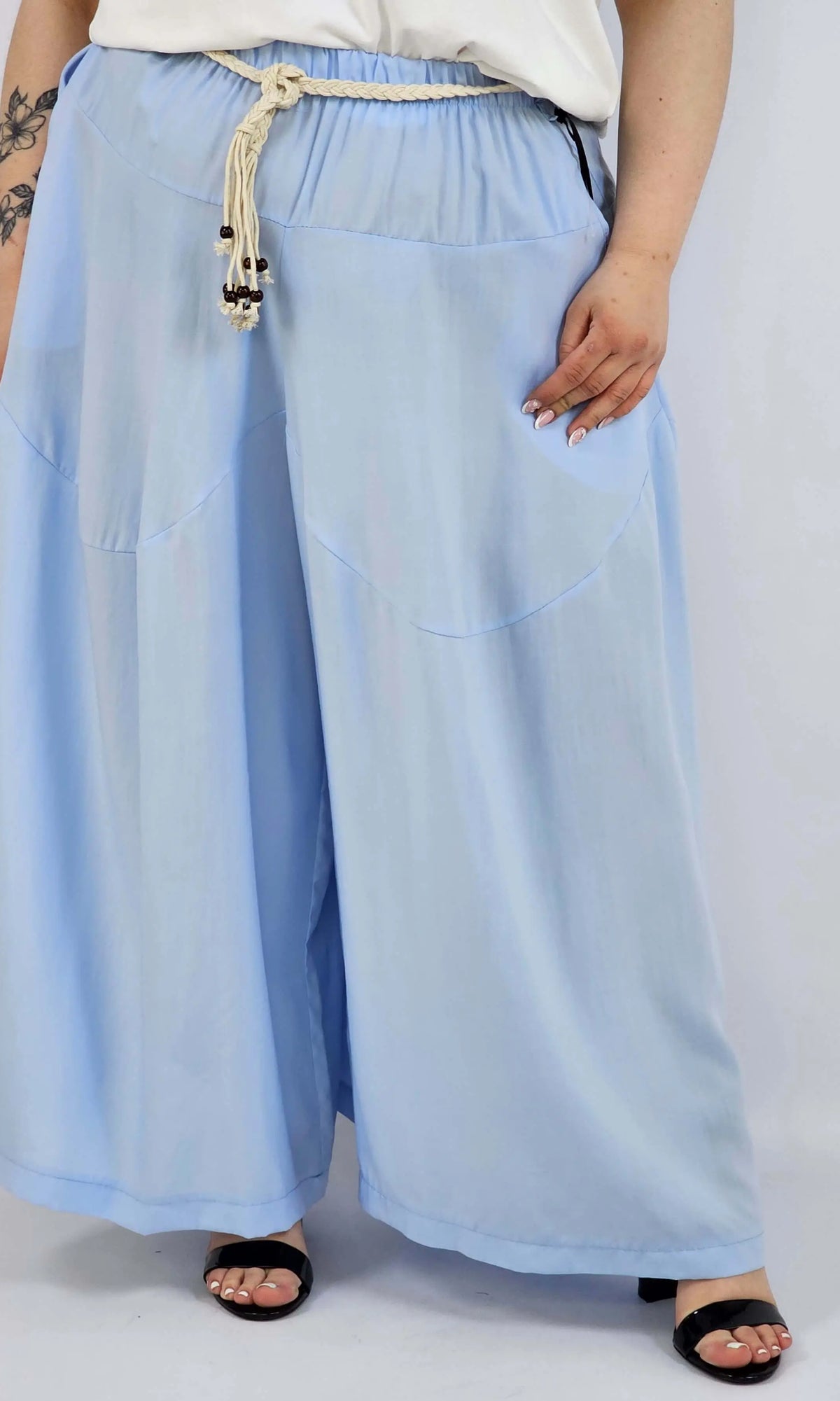 Spodnie plus size XXL z ozdobnym paskiem – lekkie i wygodne Stylowa XL