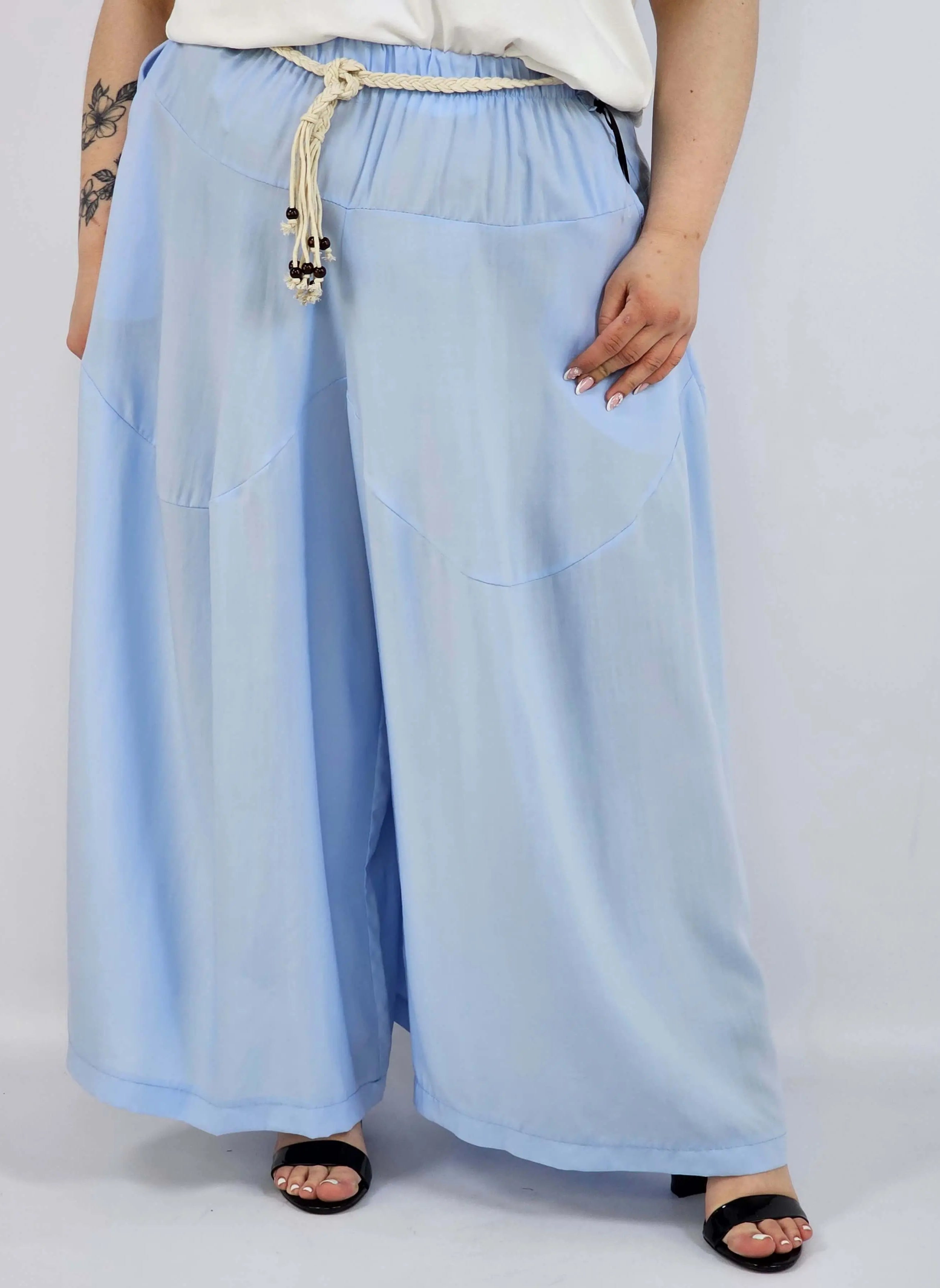 Spodnie plus size XXL z ozdobnym paskiem – lekkie i wygodne Stylowa XL