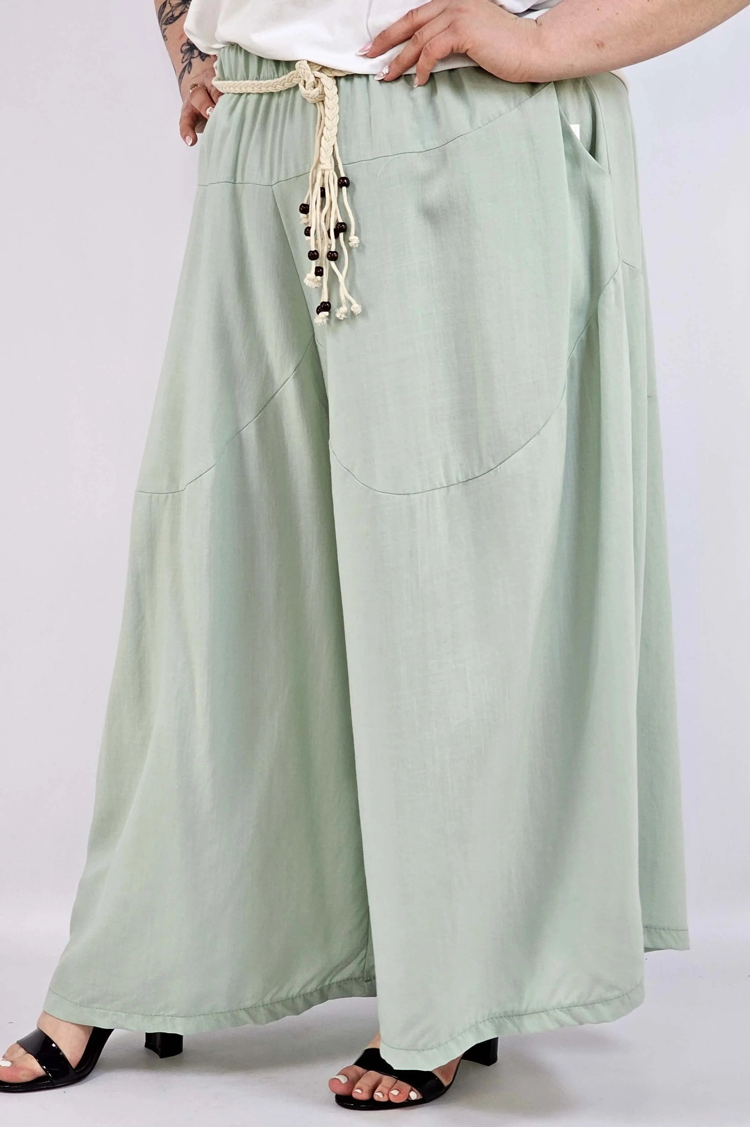Spodnie plus size XXL z ozdobnym paskiem – lekkie i wygodne Stylowa XL