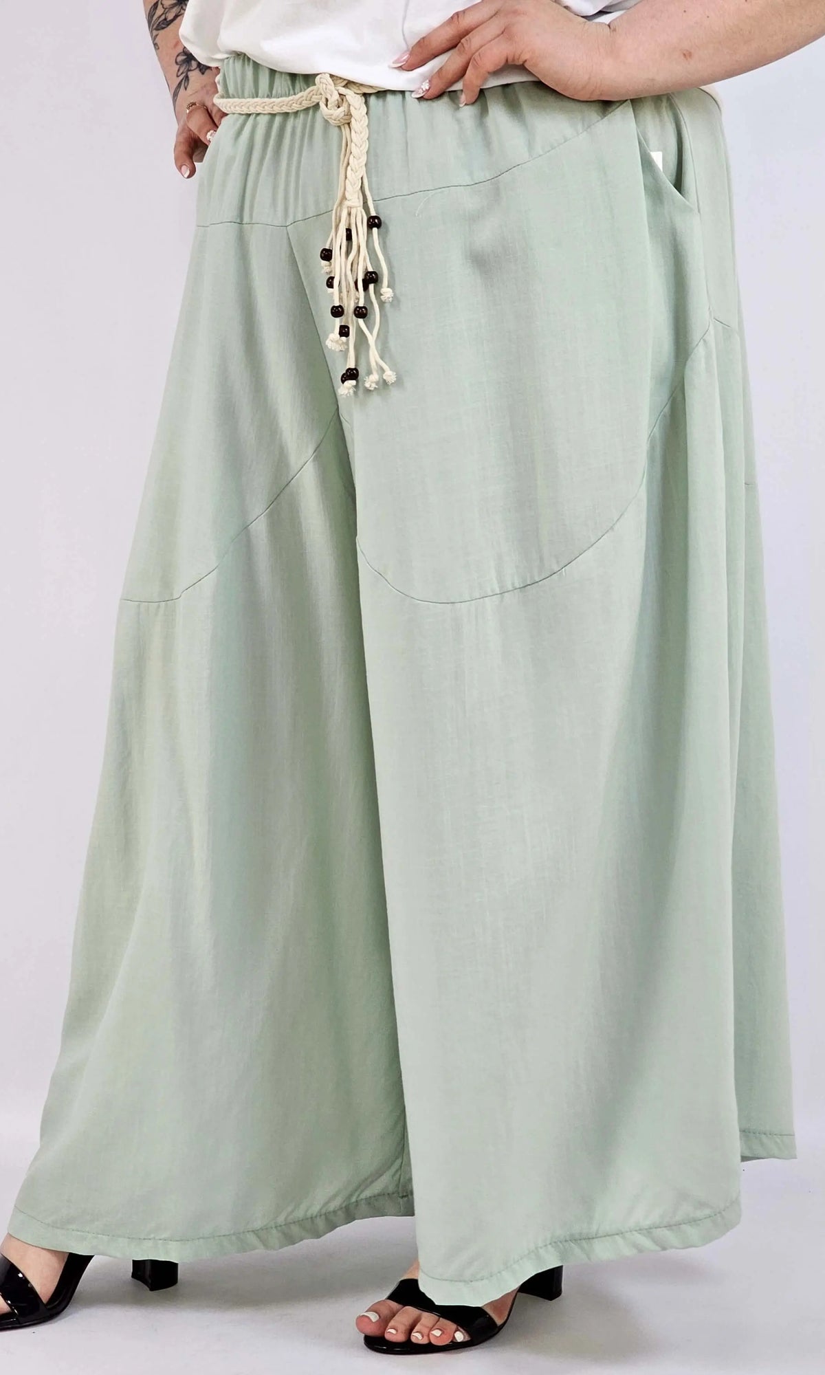 Spodnie plus size XXL z ozdobnym paskiem – lekkie i wygodne Stylowa XL