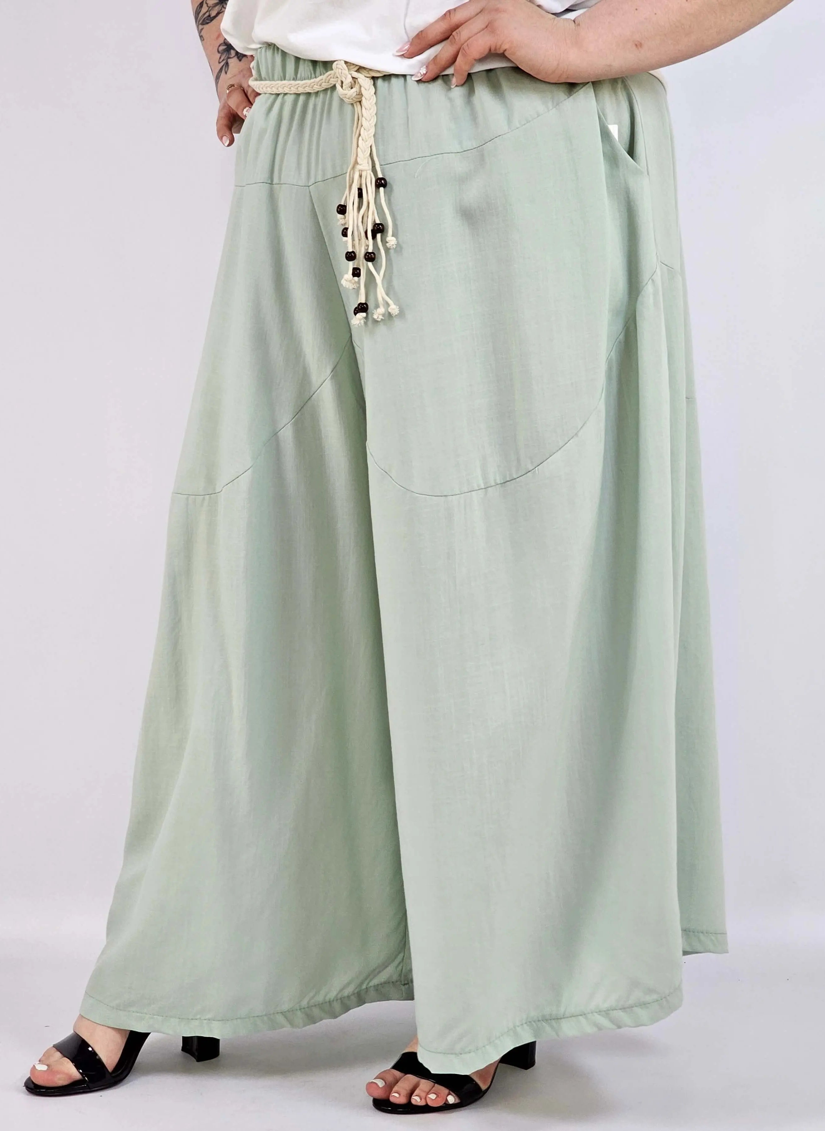 Spodnie plus size XXL z ozdobnym paskiem – lekkie i wygodne Stylowa XL