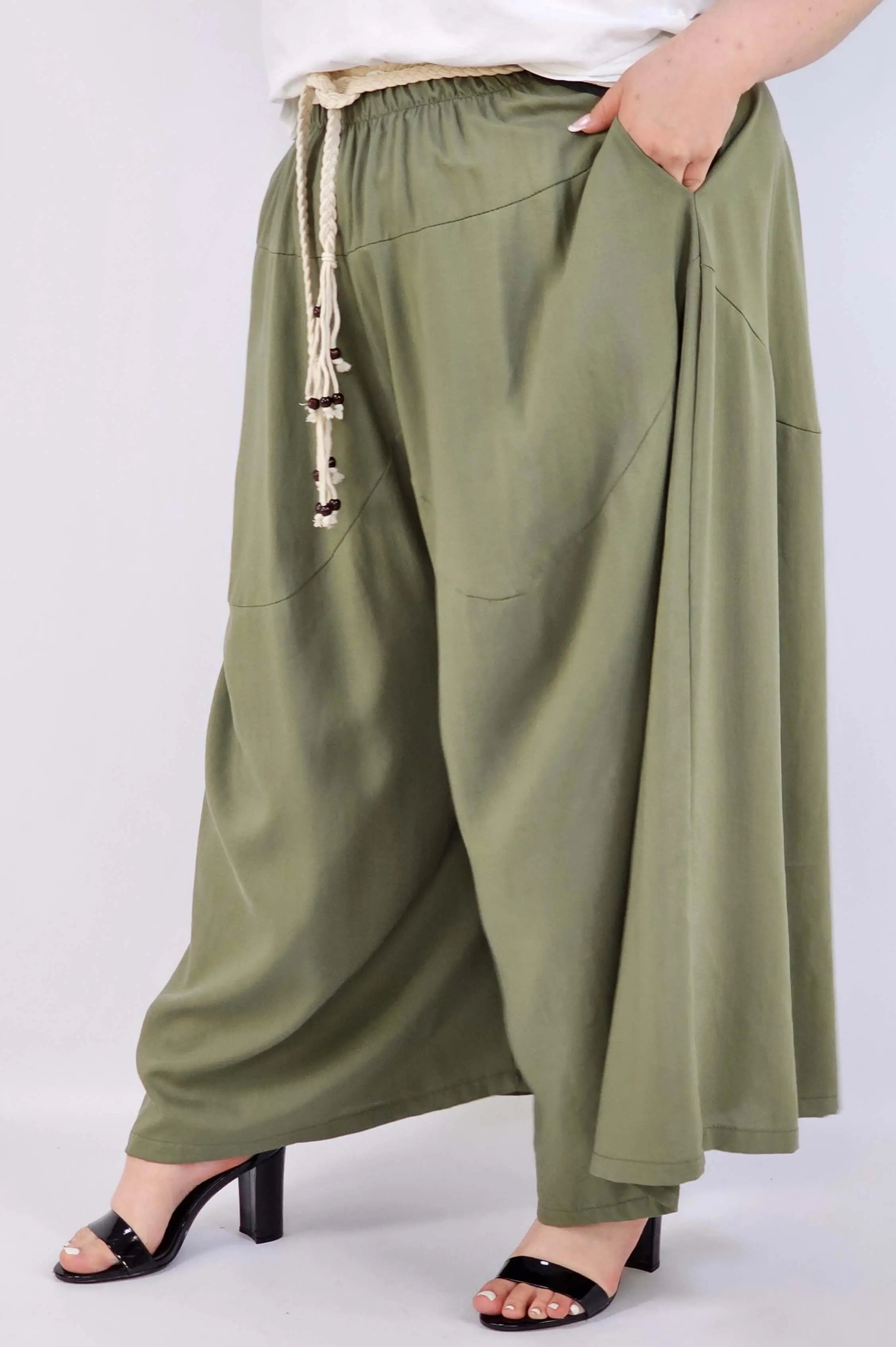 Spodnie plus size XXL z ozdobnym paskiem – lekkie i wygodne Stylowa XL