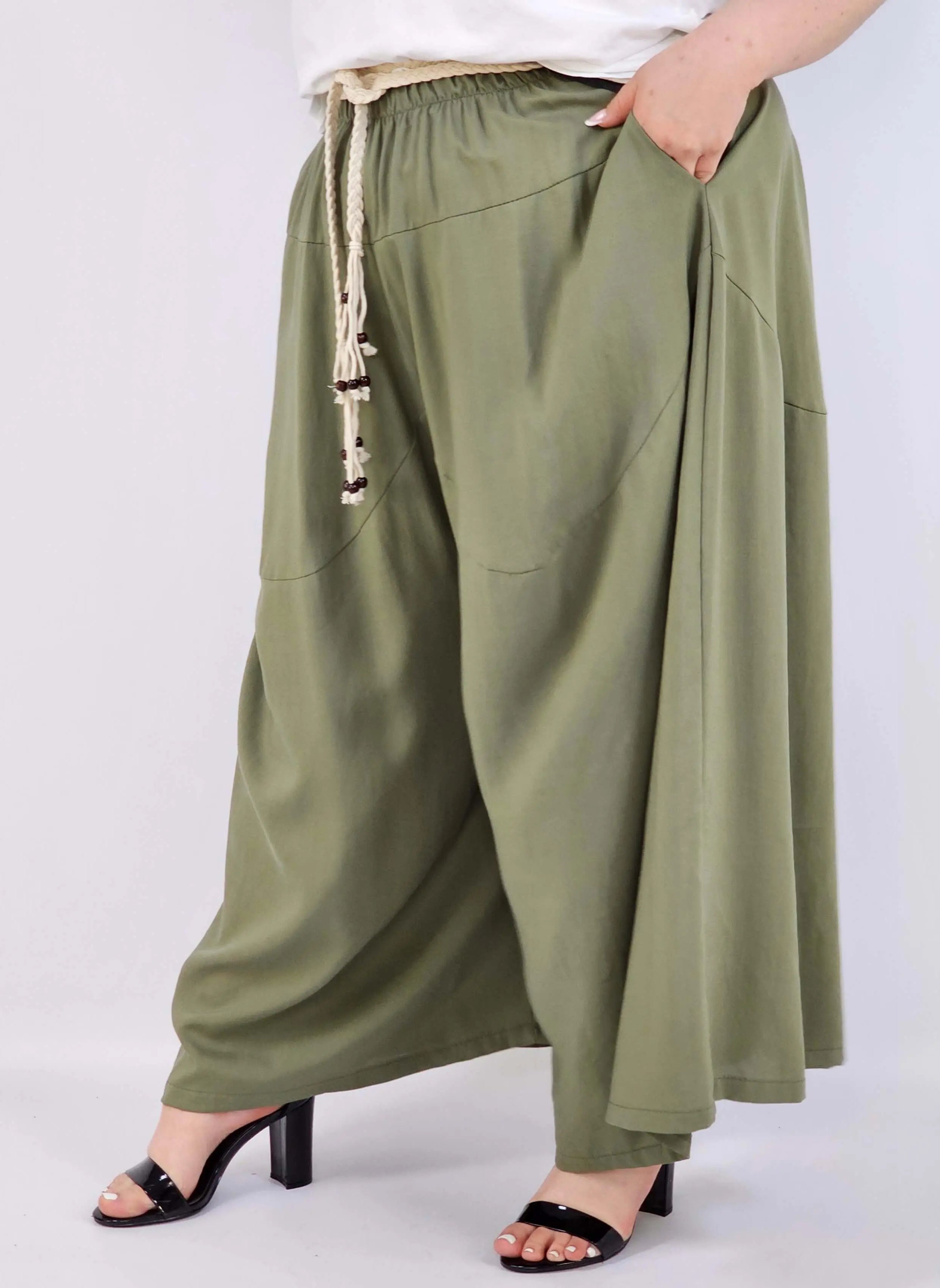 Spodnie plus size XXL z ozdobnym paskiem – lekkie i wygodne Stylowa XL