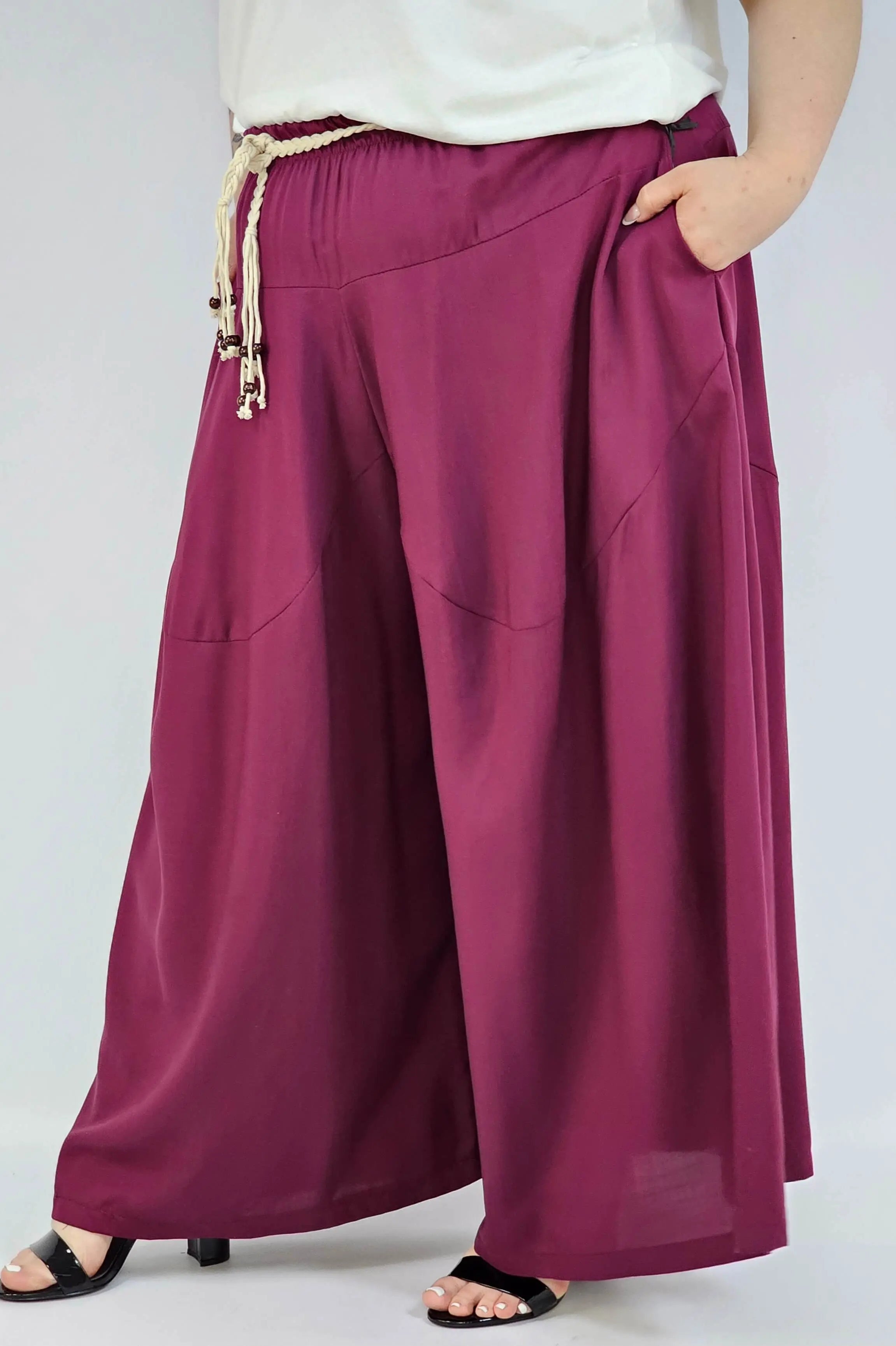 Spodnie plus size XXL z ozdobnym paskiem – lekkie i wygodne Stylowa XL