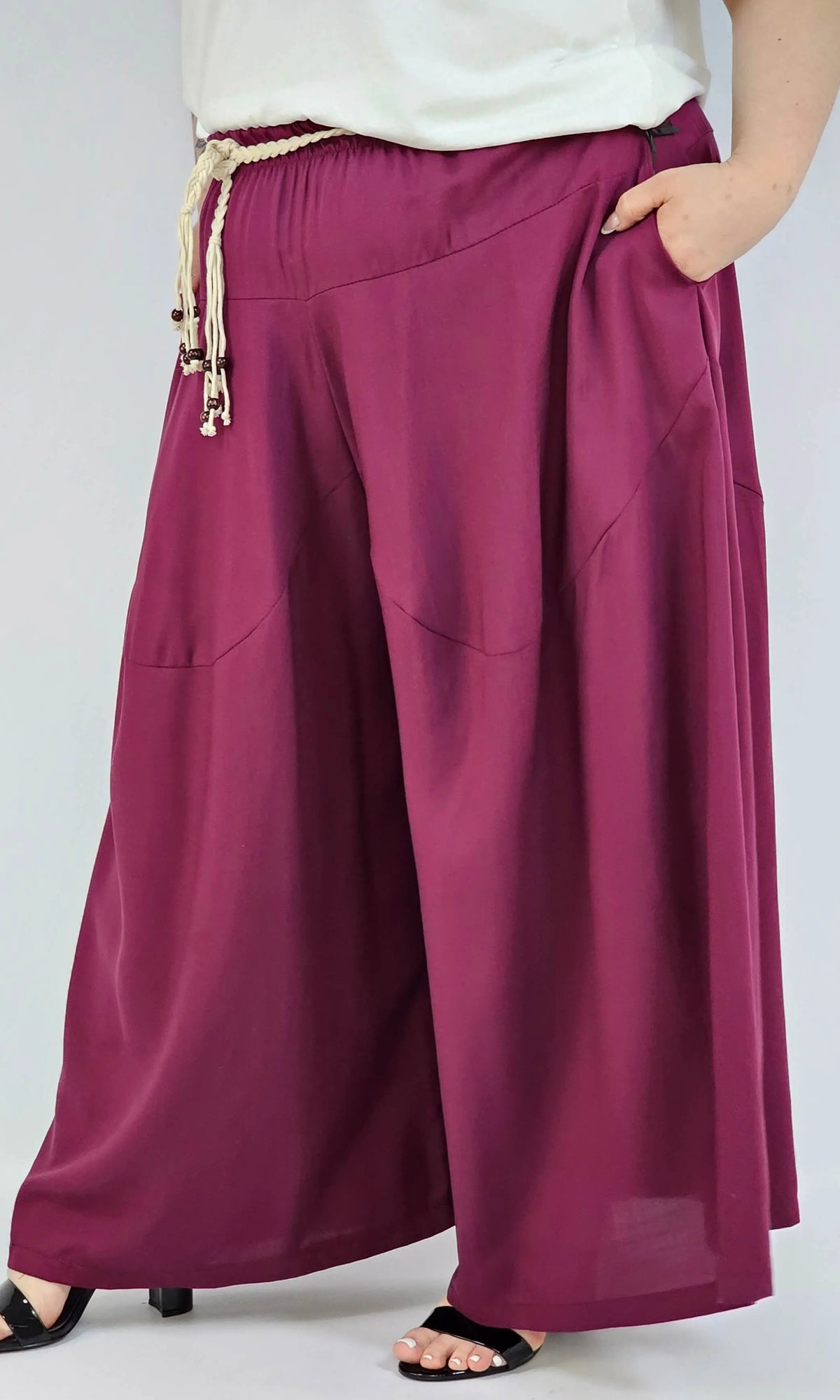 Spodnie plus size XXL z ozdobnym paskiem – lekkie i wygodne Stylowa XL