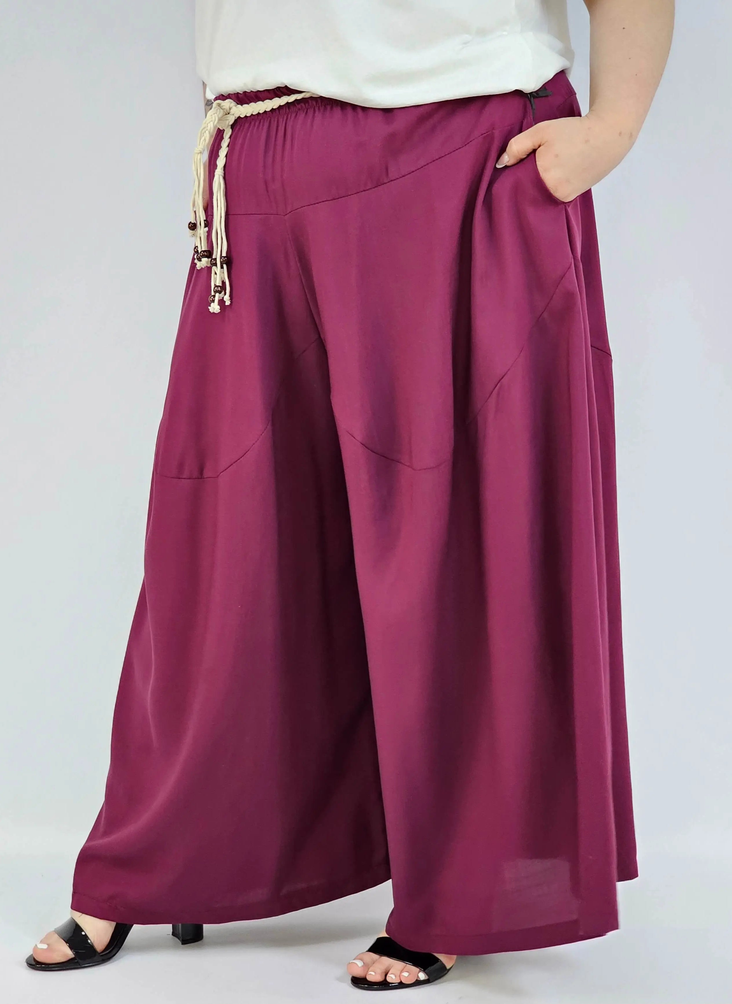 Spodnie plus size XXL z ozdobnym paskiem – lekkie i wygodne Stylowa XL