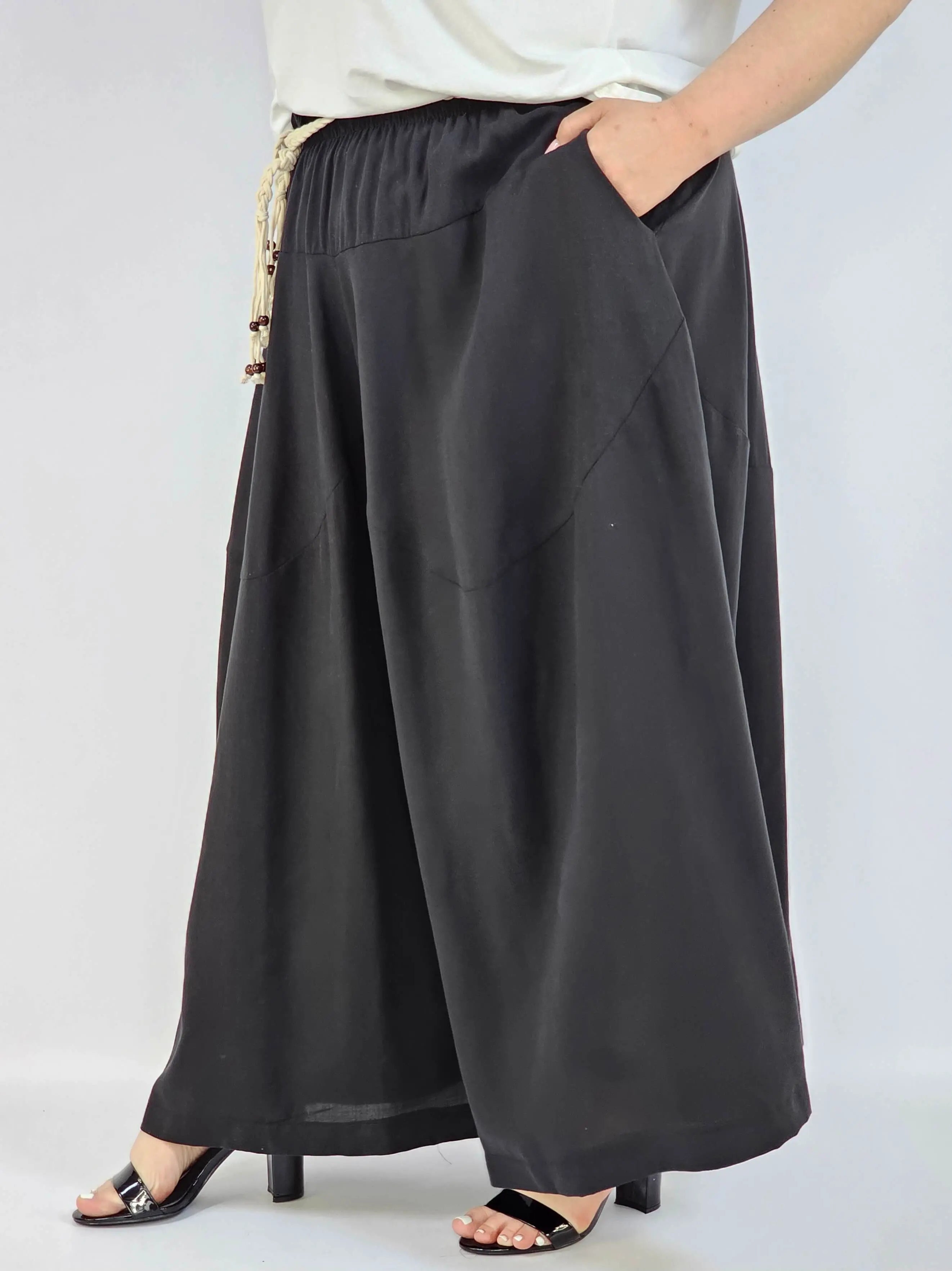 Spodnie plus size XXL z ozdobnym paskiem – lekkie i wygodne Stylowa XL