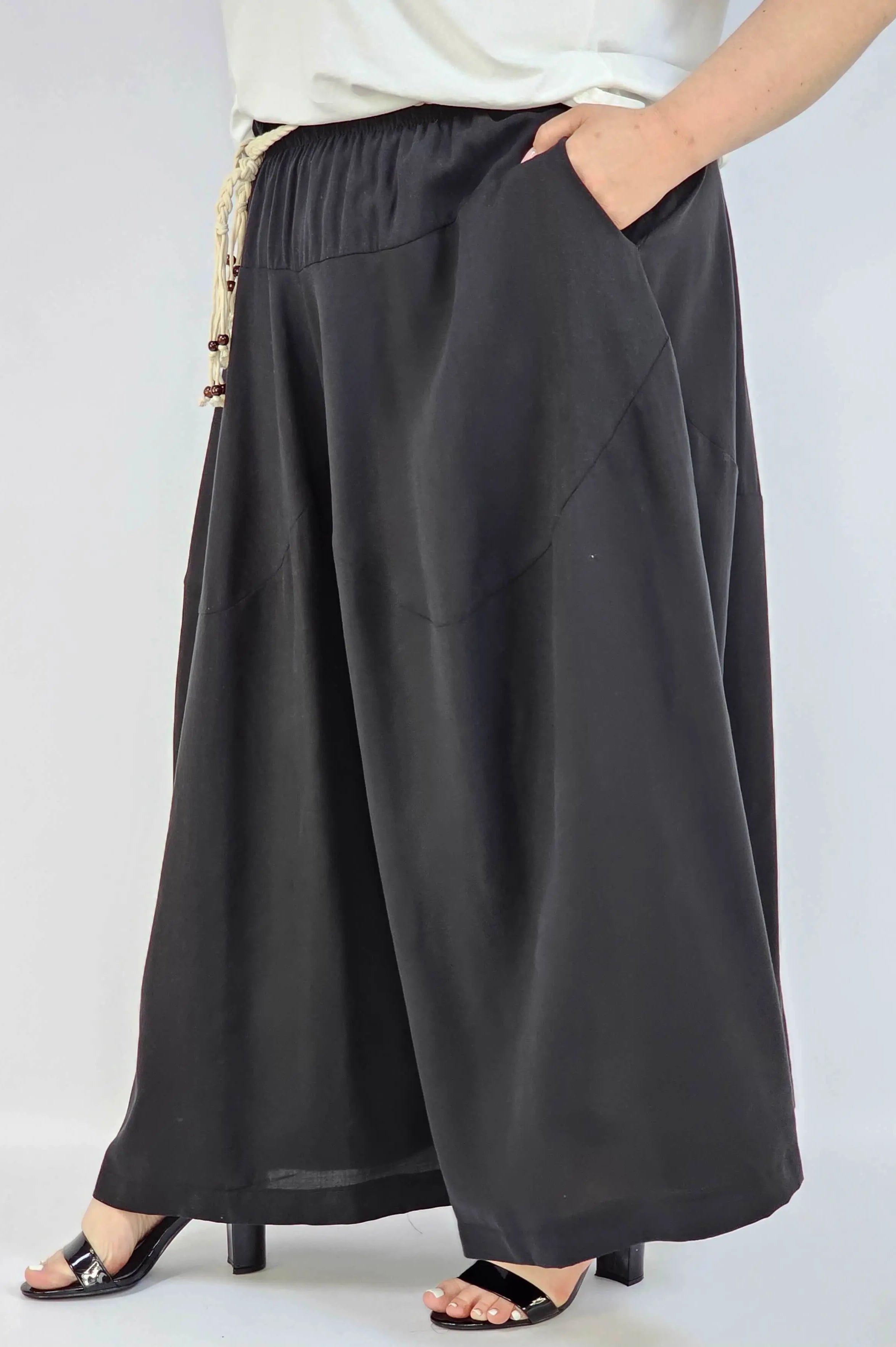 Spodnie plus size XXL z ozdobnym paskiem – lekkie i wygodne Stylowa XL