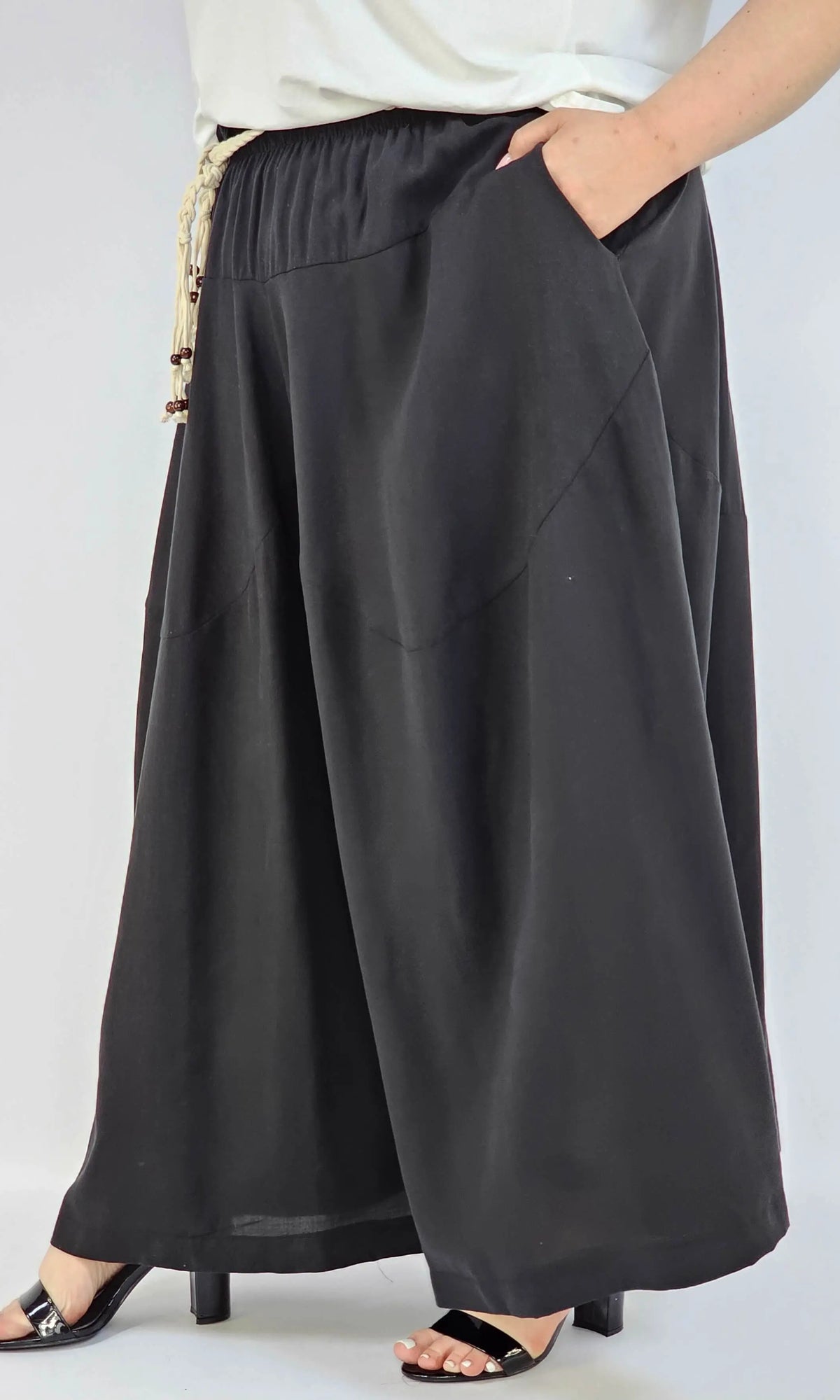 Spodnie plus size XXL z ozdobnym paskiem – lekkie i wygodne Stylowa XL