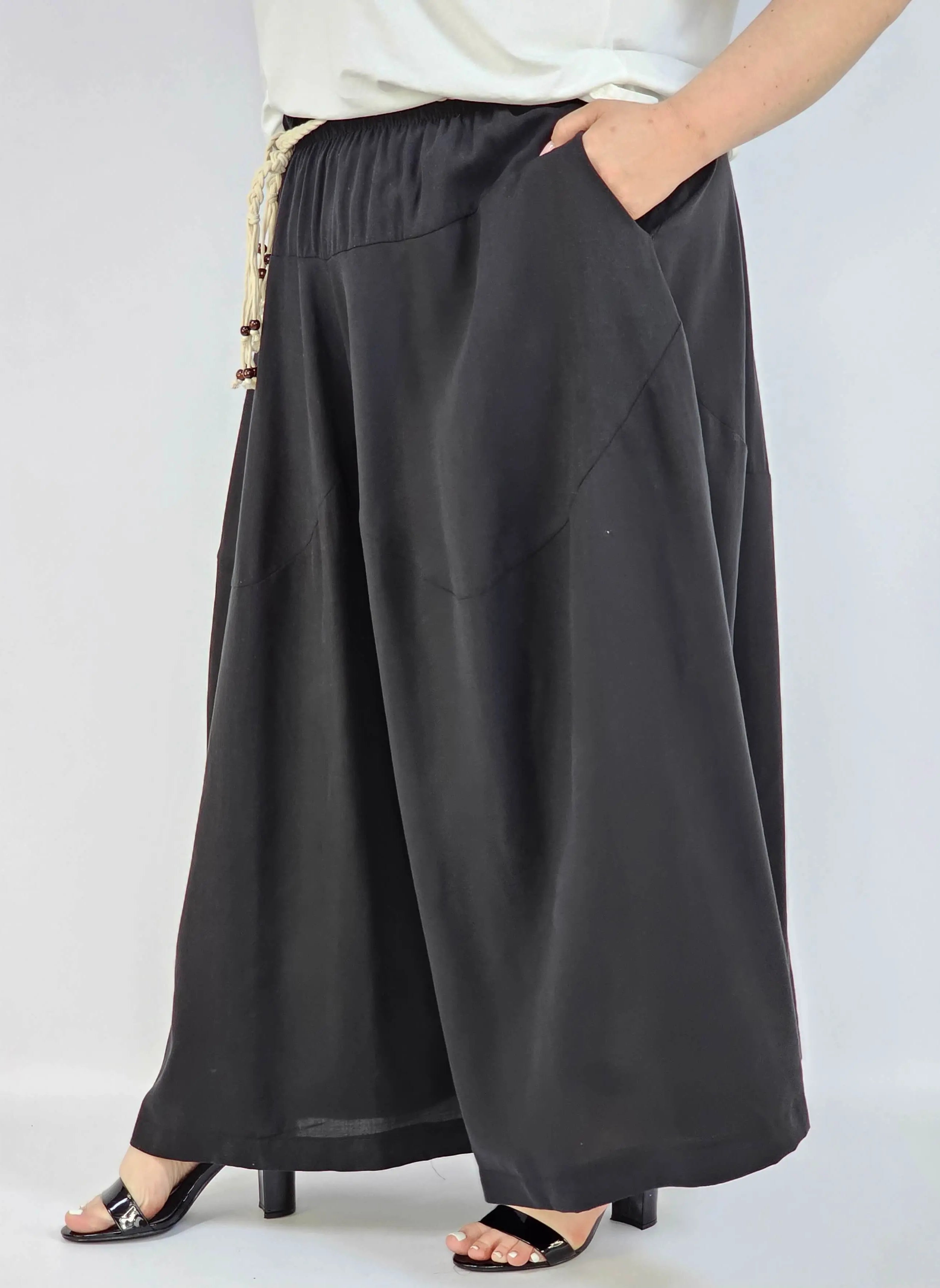 Spodnie plus size XXL z ozdobnym paskiem – lekkie i wygodne Stylowa XL