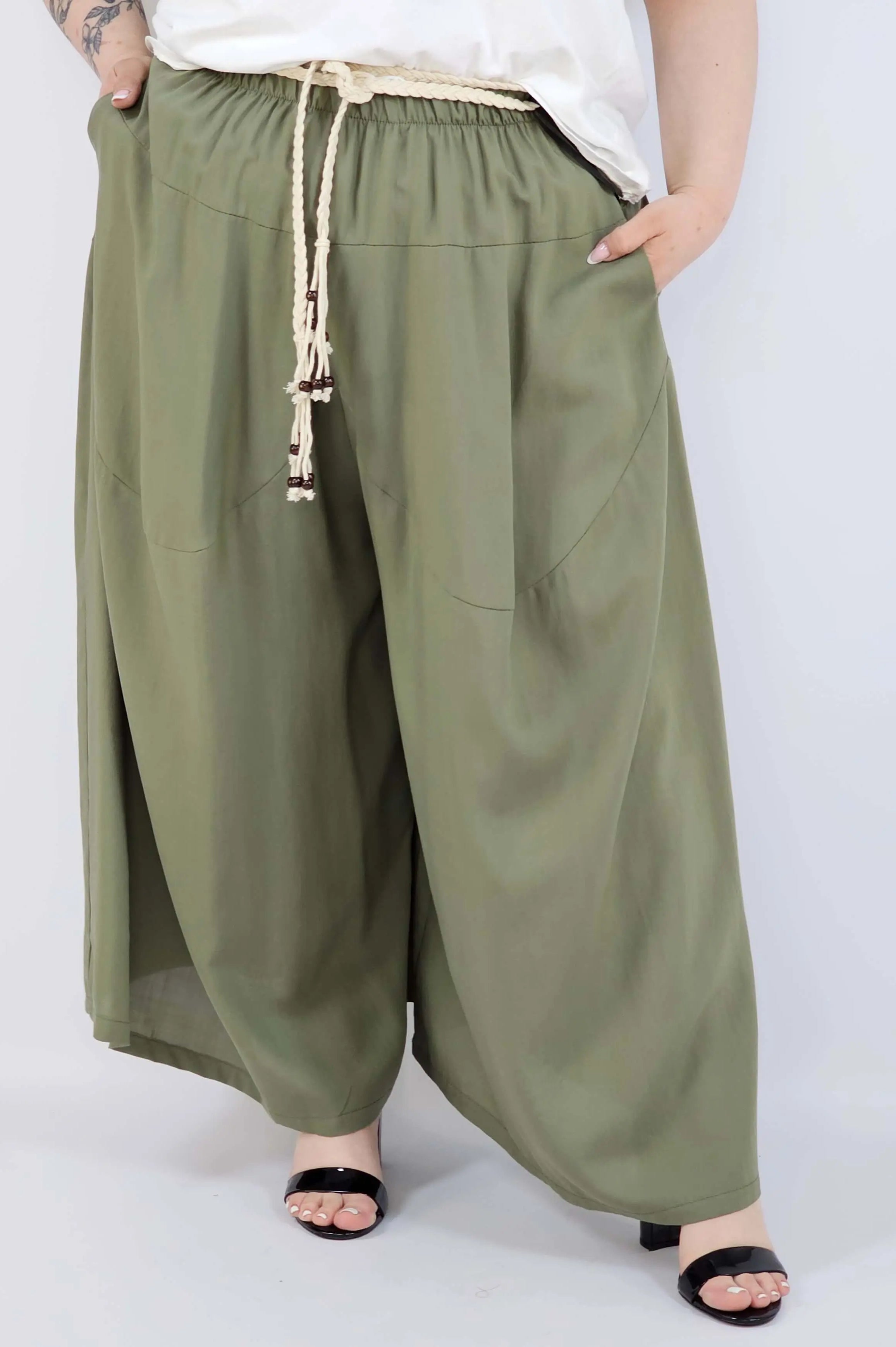 Spodnie plus size XXL z ozdobnym paskiem – lekkie i wygodne Stylowa XL