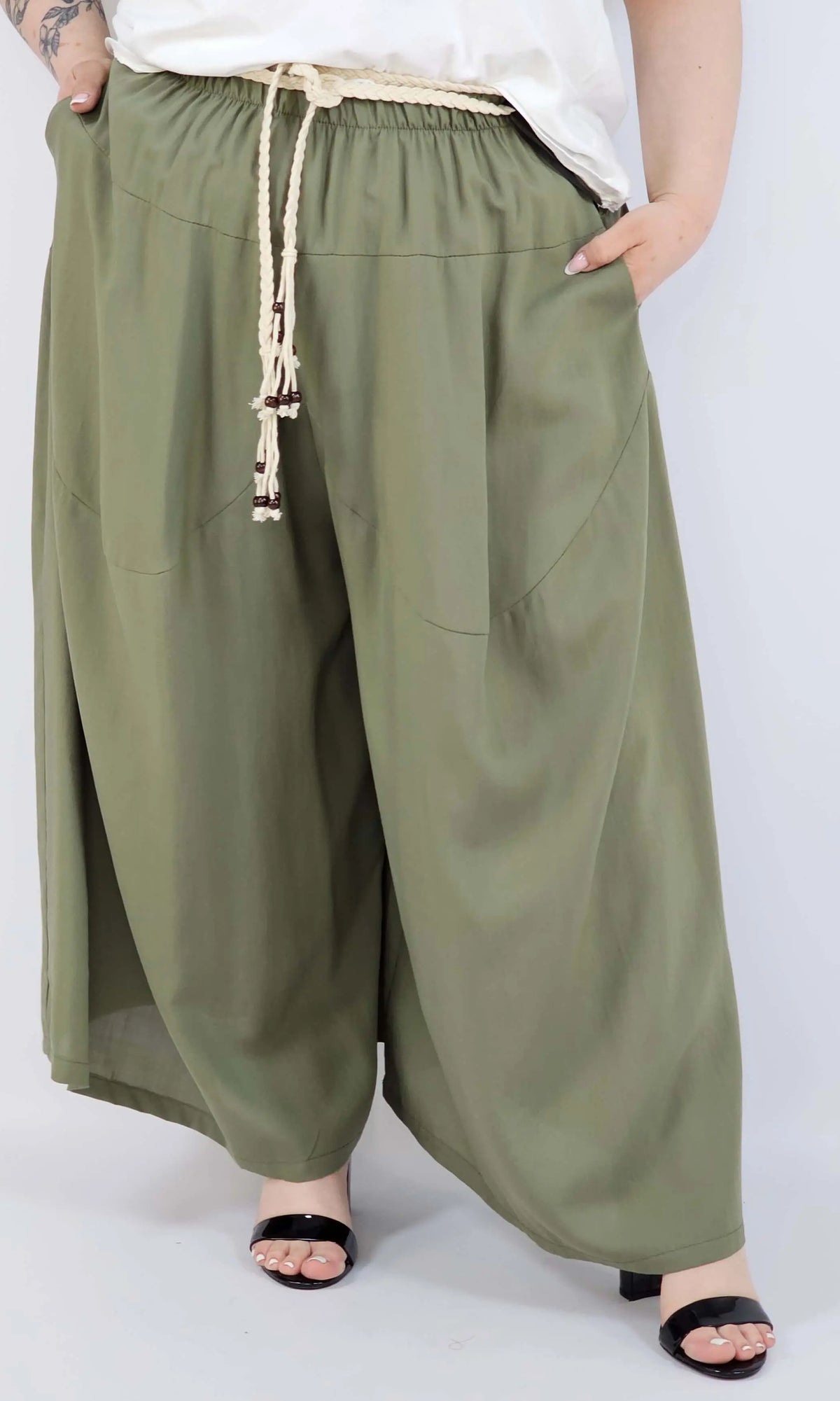 Spodnie plus size XXL z ozdobnym paskiem – lekkie i wygodne Stylowa XL